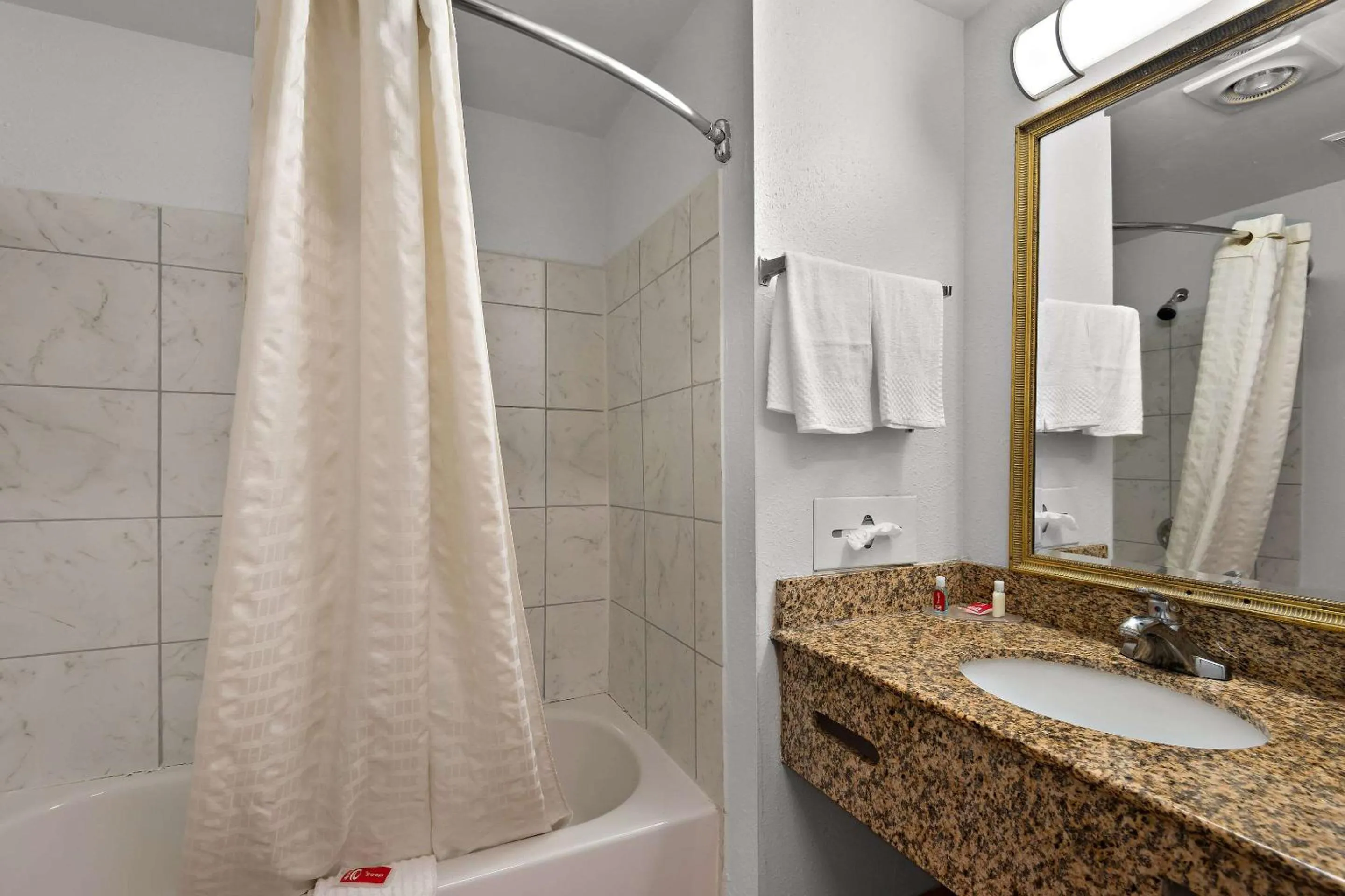 Bedroom in Econo Lodge Princess Anne