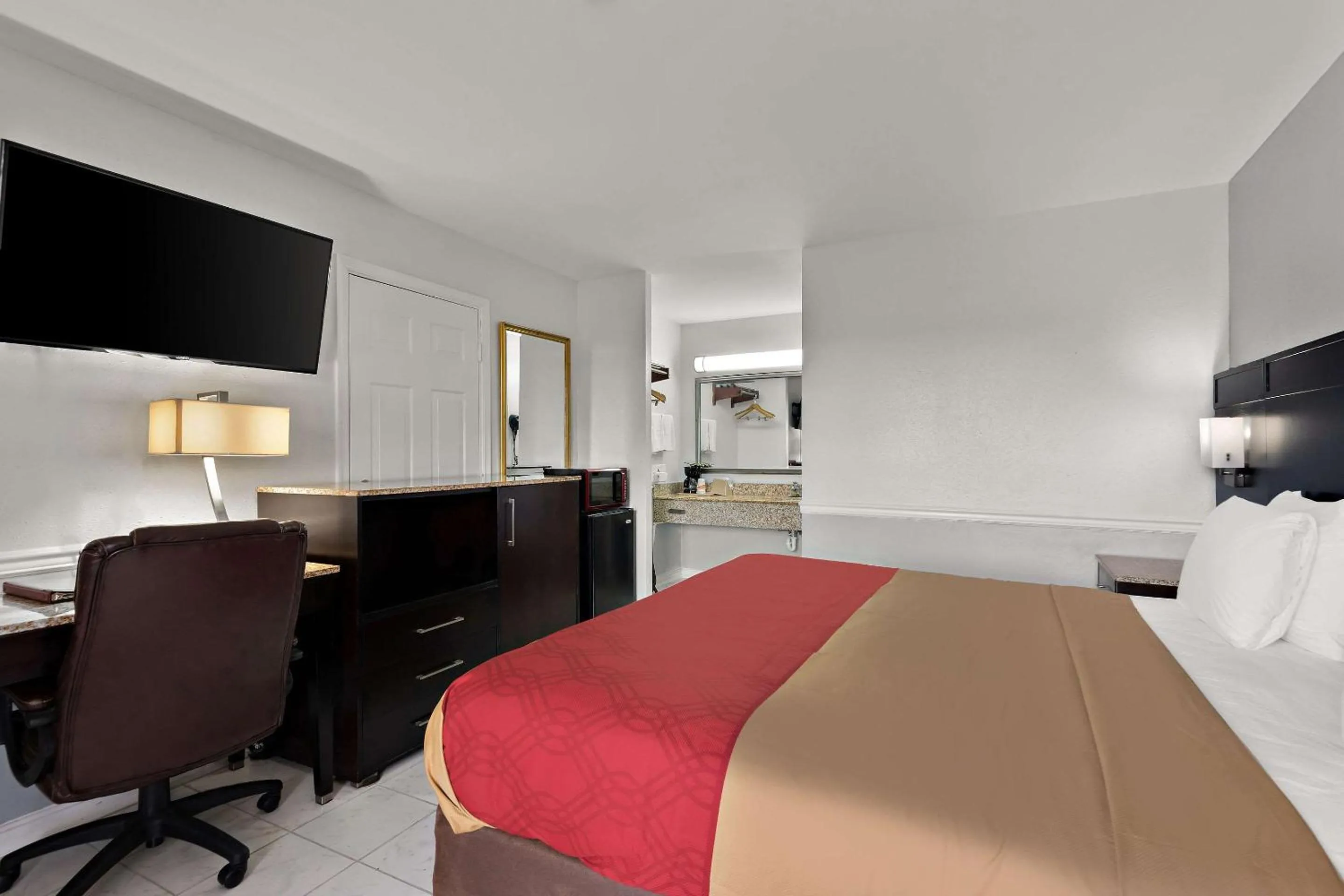 Bedroom, Bed in Econo Lodge Princess Anne