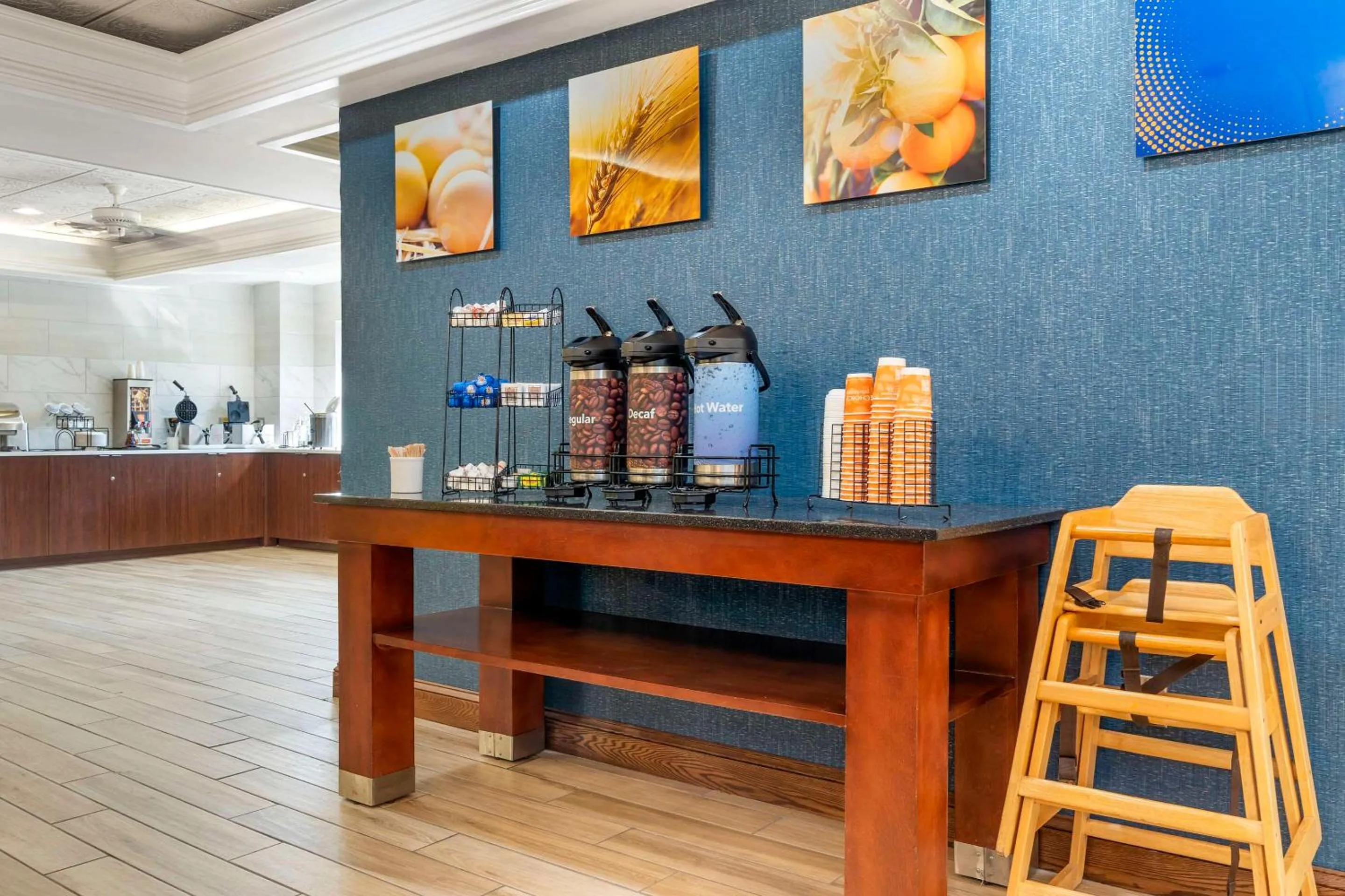 Breakfast in Comfort Inn & Suites LaVale - Cumberland