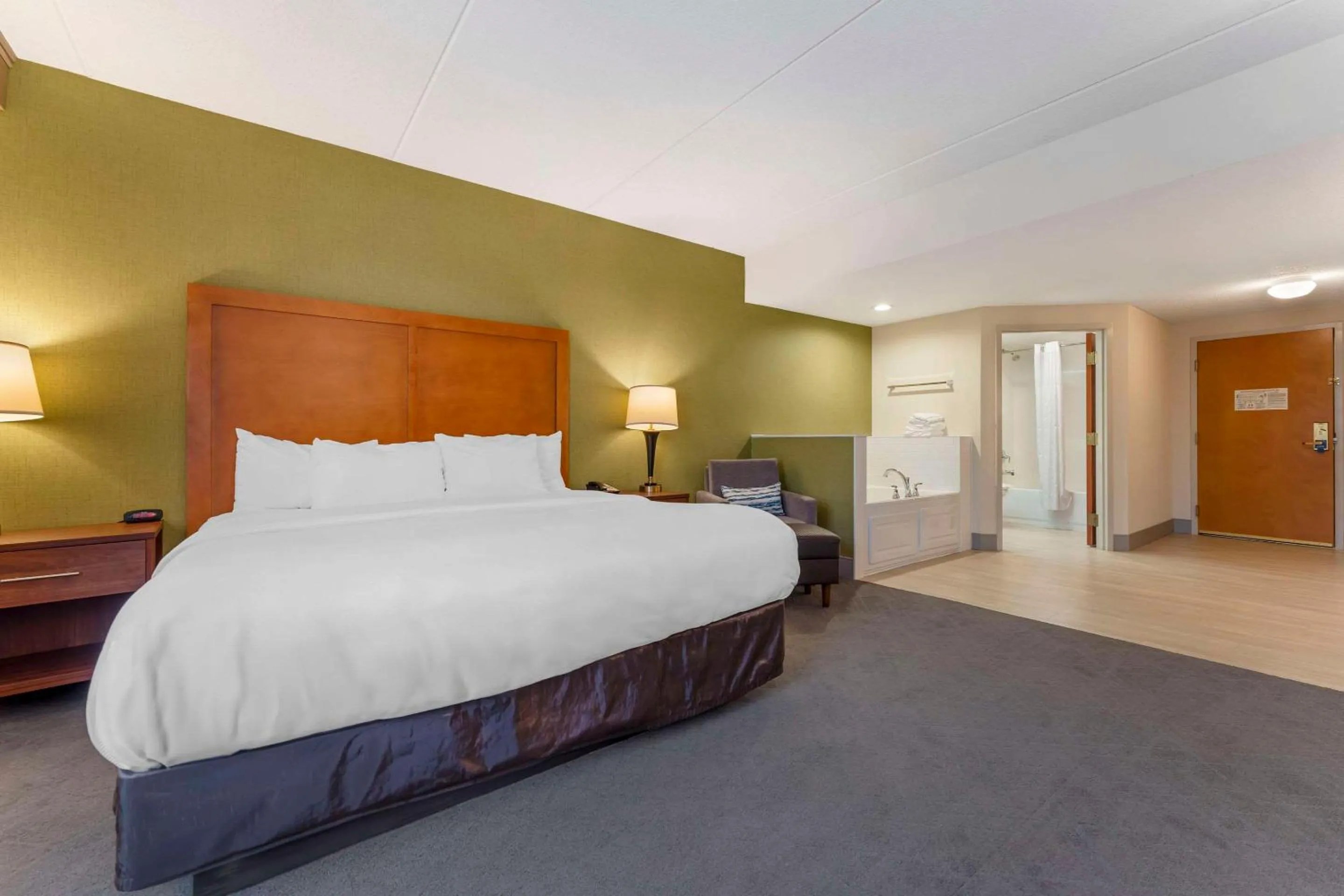 Bedroom, Bed in Comfort Inn & Suites LaVale - Cumberland