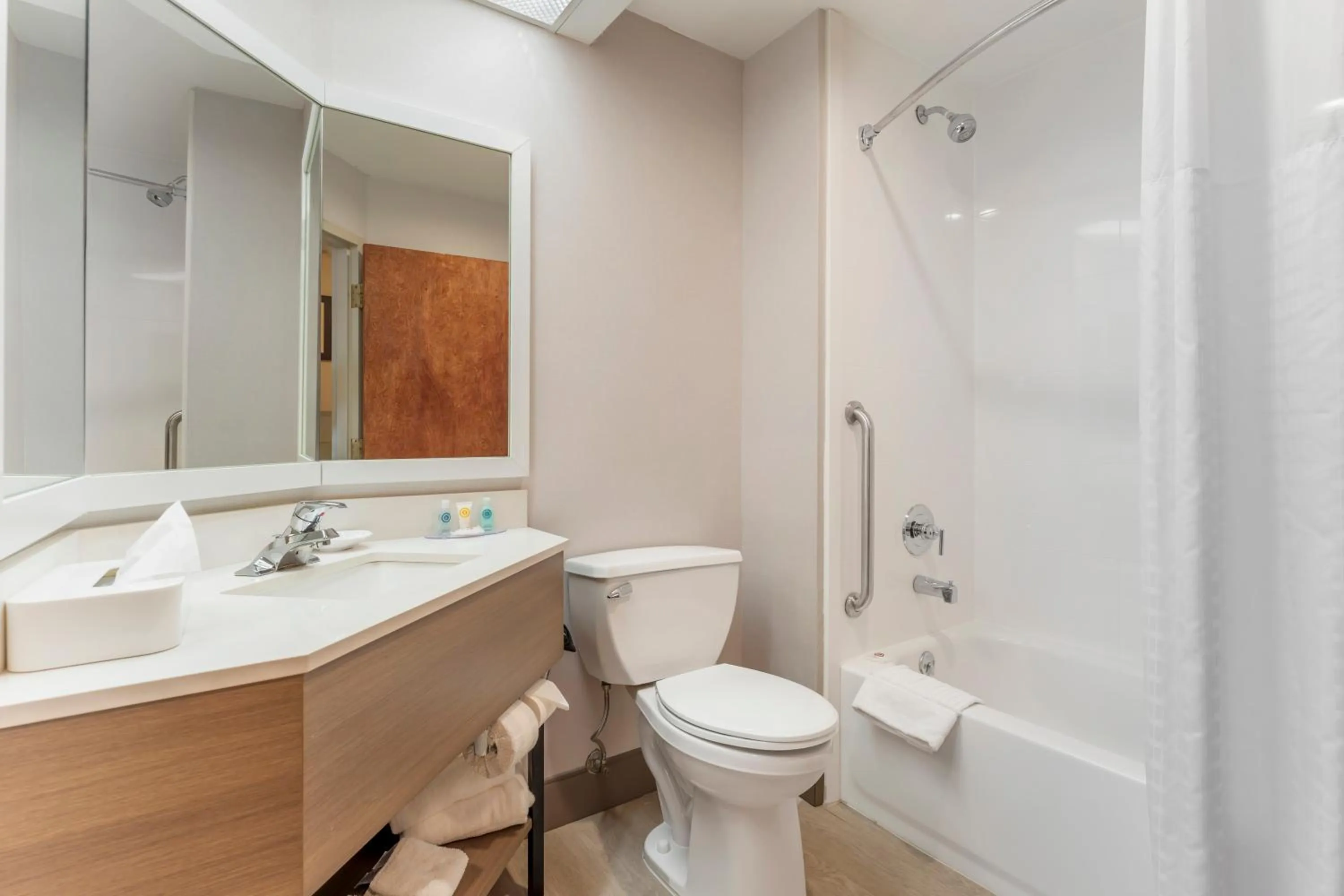 Bathroom in Comfort Inn & Suites LaVale - Cumberland