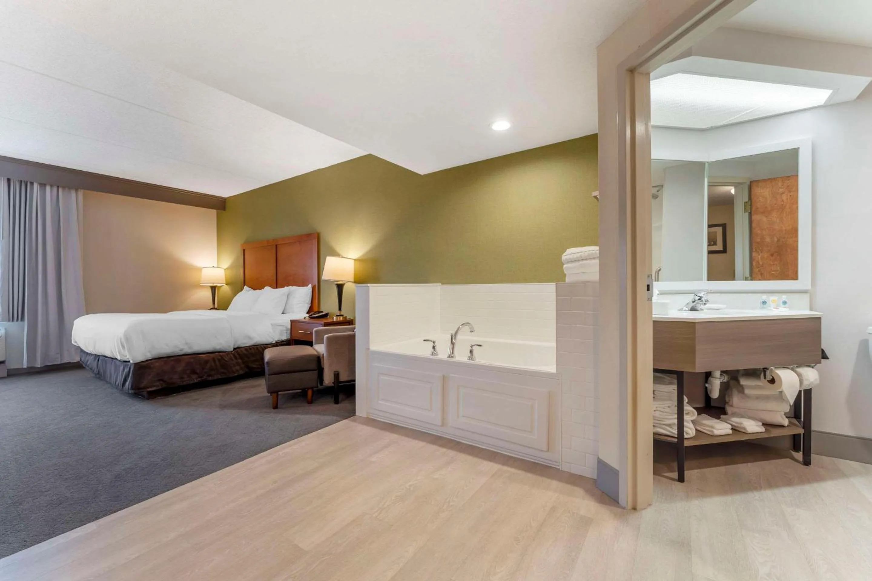 Bedroom, Bed in Comfort Inn & Suites LaVale - Cumberland