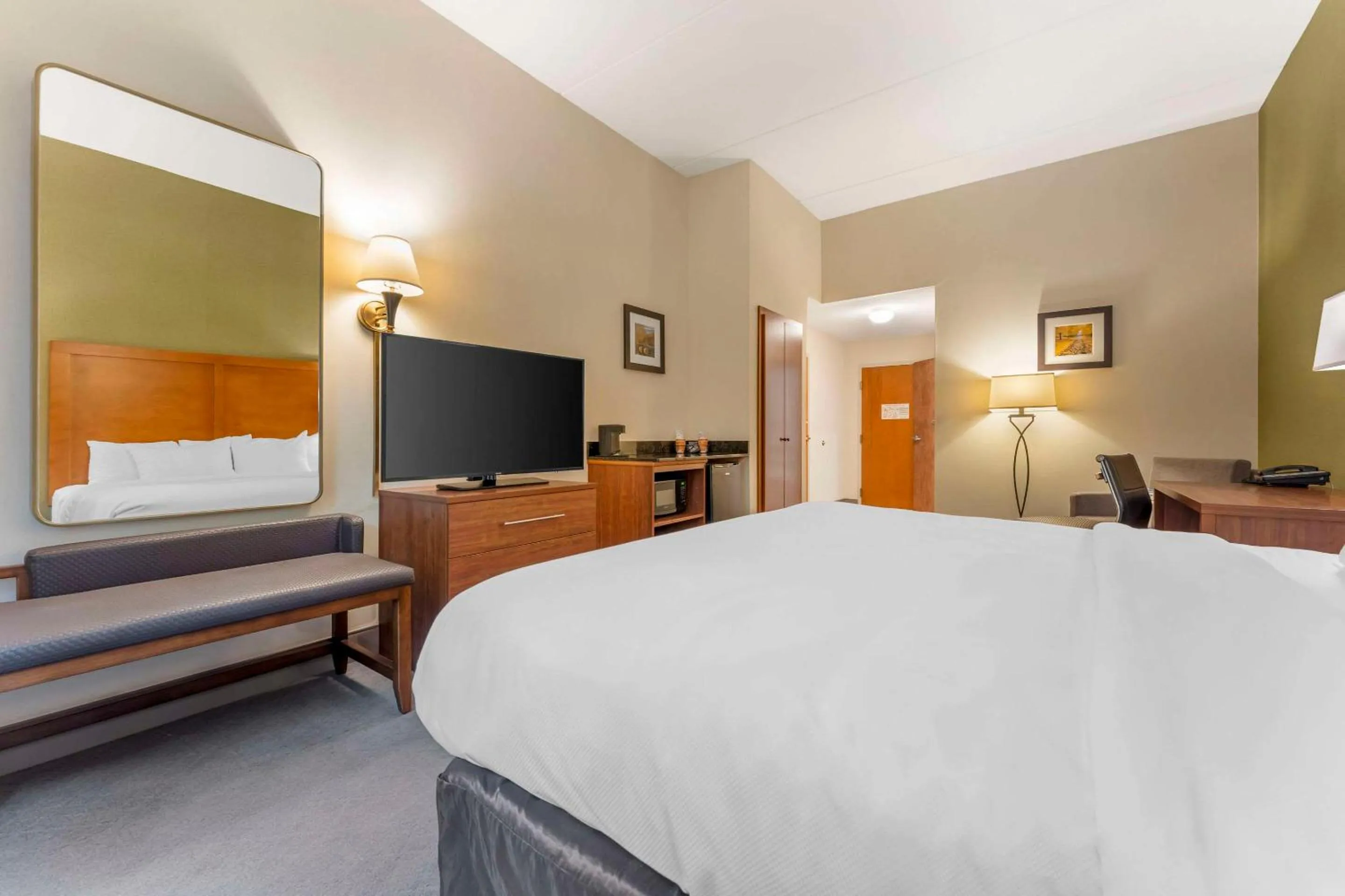 Bedroom, Bed in Comfort Inn & Suites LaVale - Cumberland