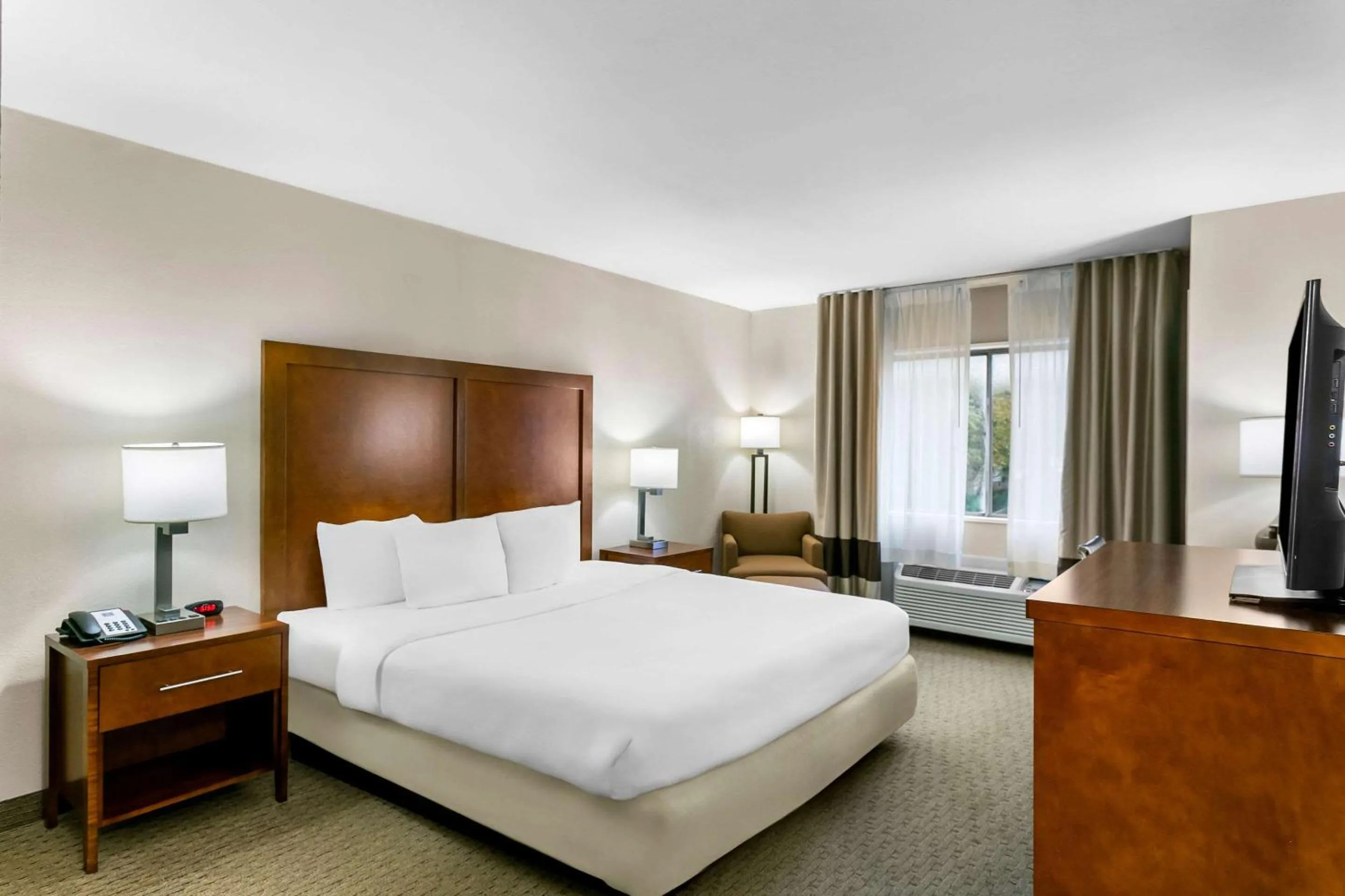 Bedroom, Bed in Comfort Inn Red Horse Frederick