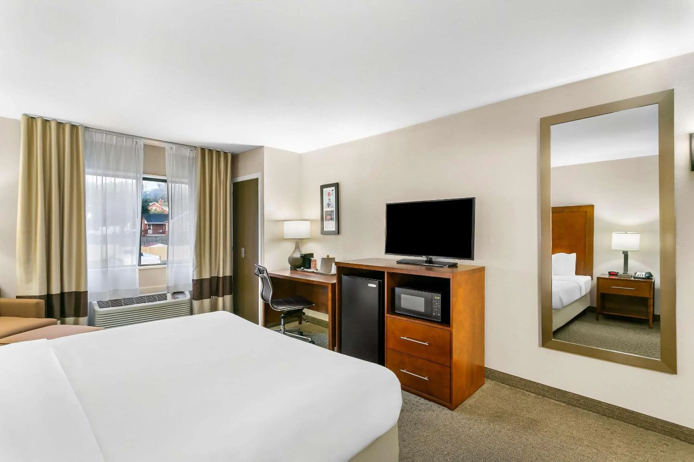 Bedroom, Bed in Comfort Inn Red Horse Frederick