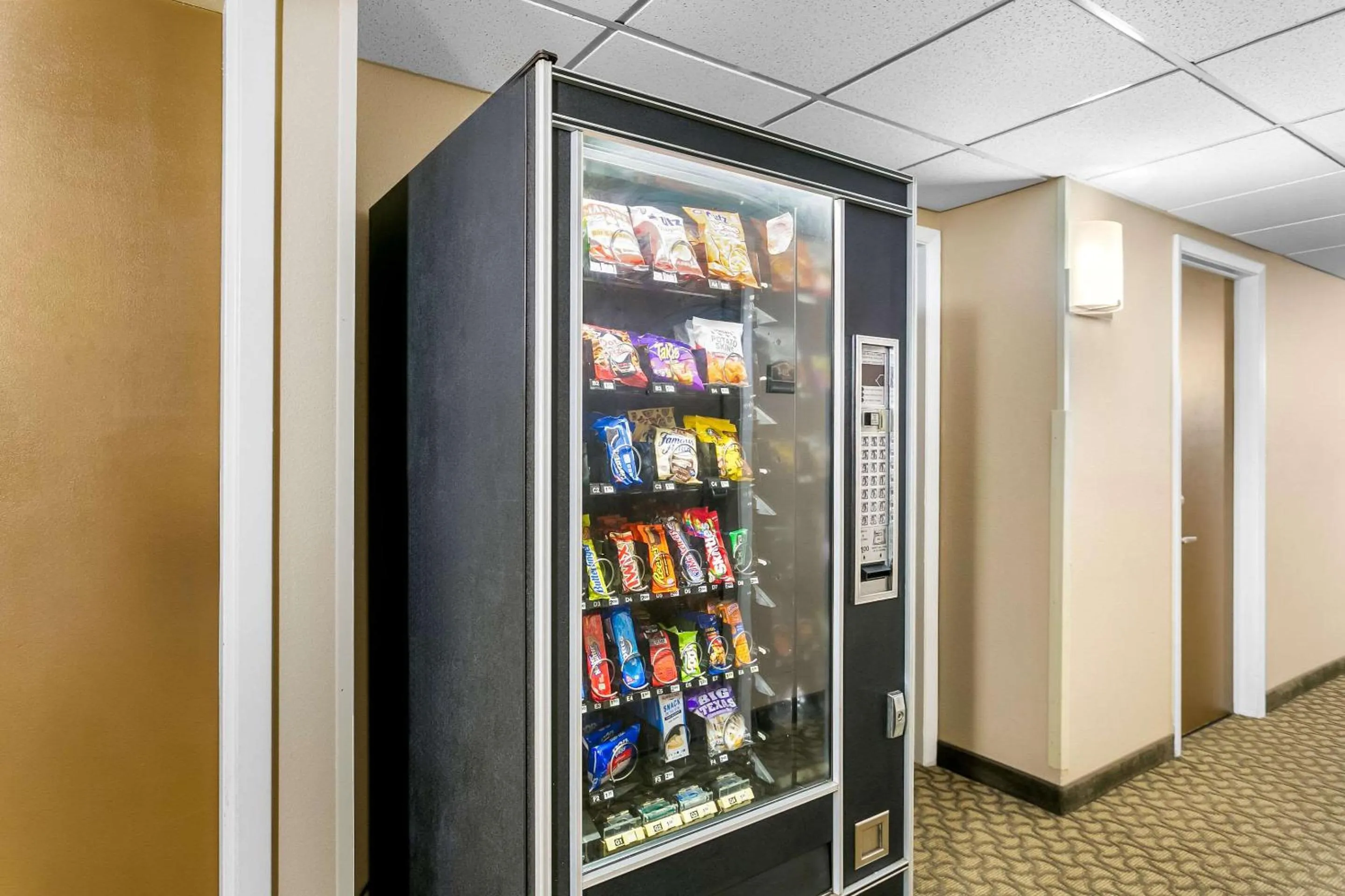 vending machine in Comfort Inn Red Horse Frederick