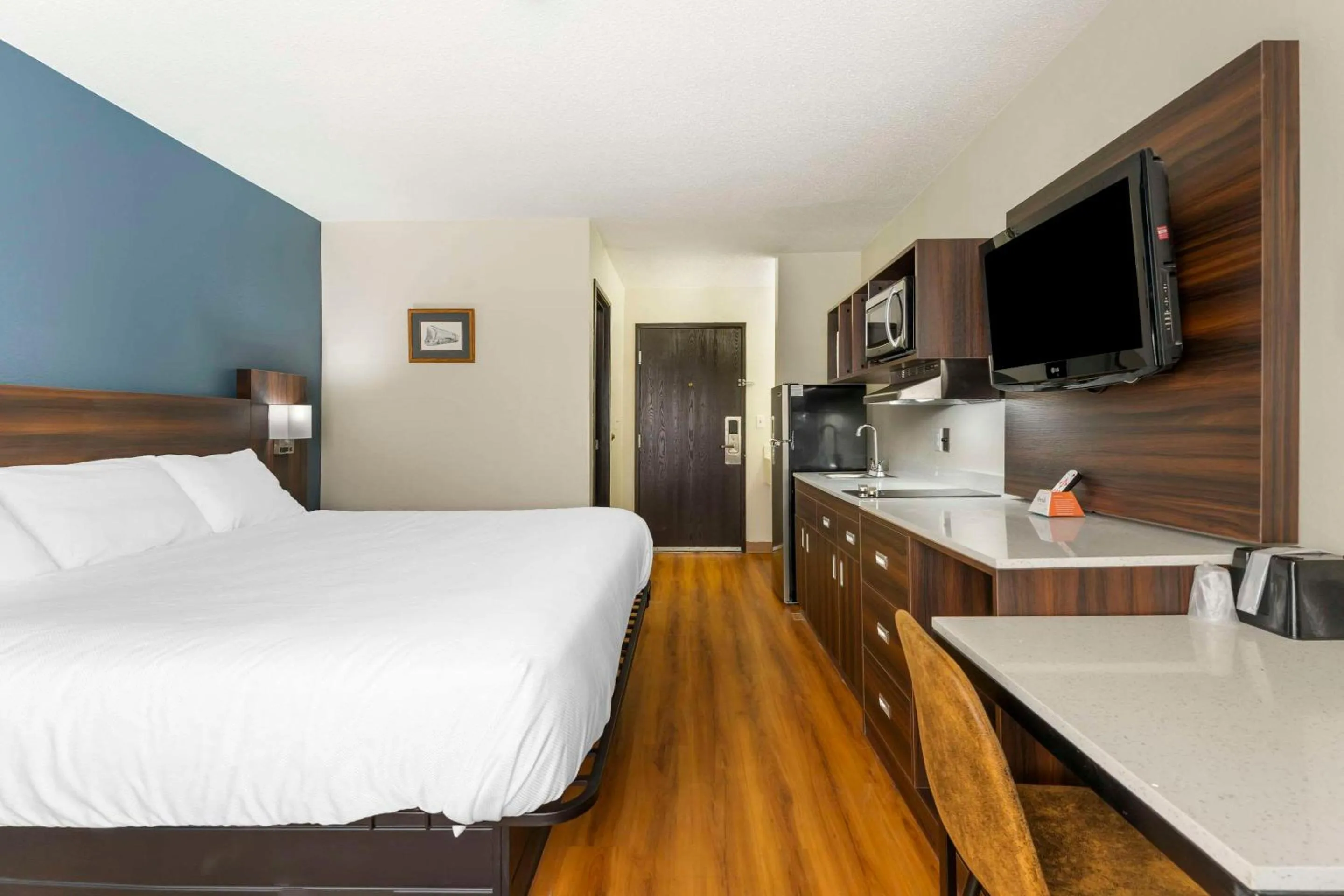 Bedroom, Bed in Suburban Studios LaVale - Cumberland