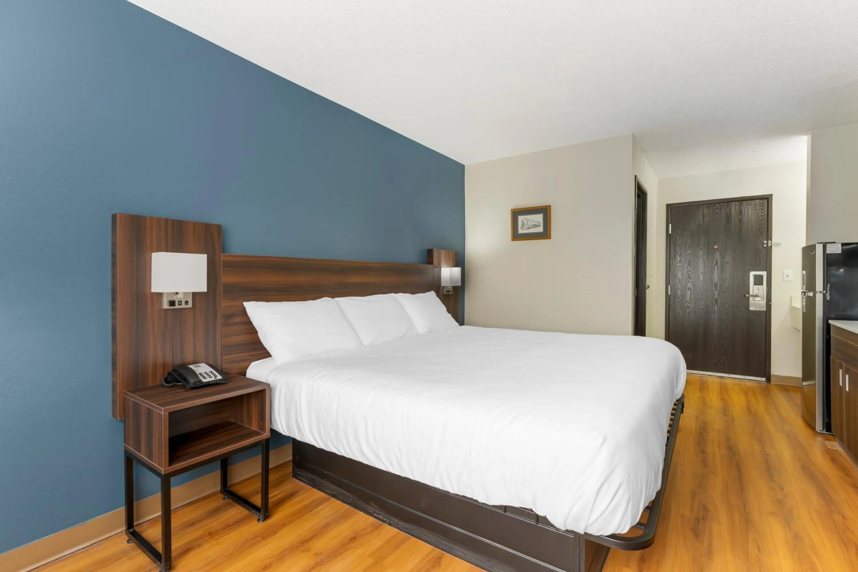 Photo of the whole room, Bed in Suburban Studios LaVale - Cumberland