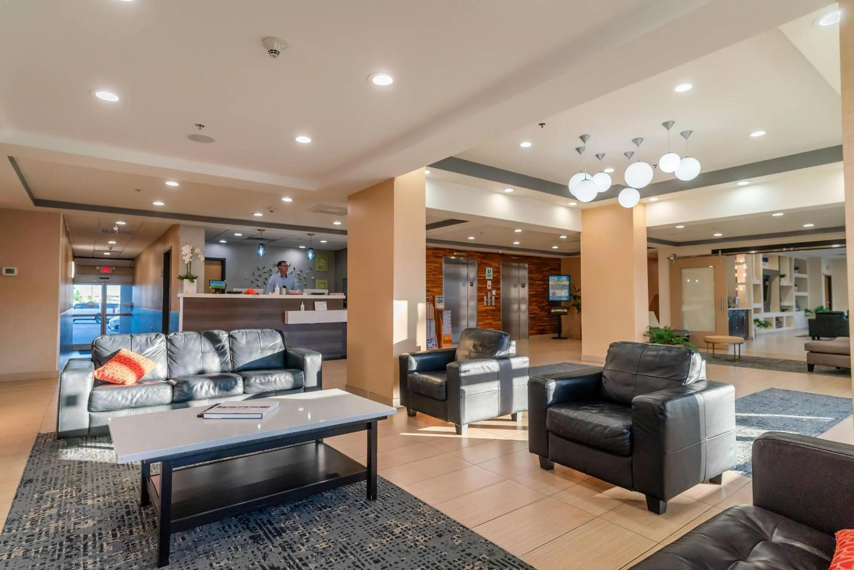 Lobby or reception in Gateway Hotel & Suites, an Ascend Collection Hotel