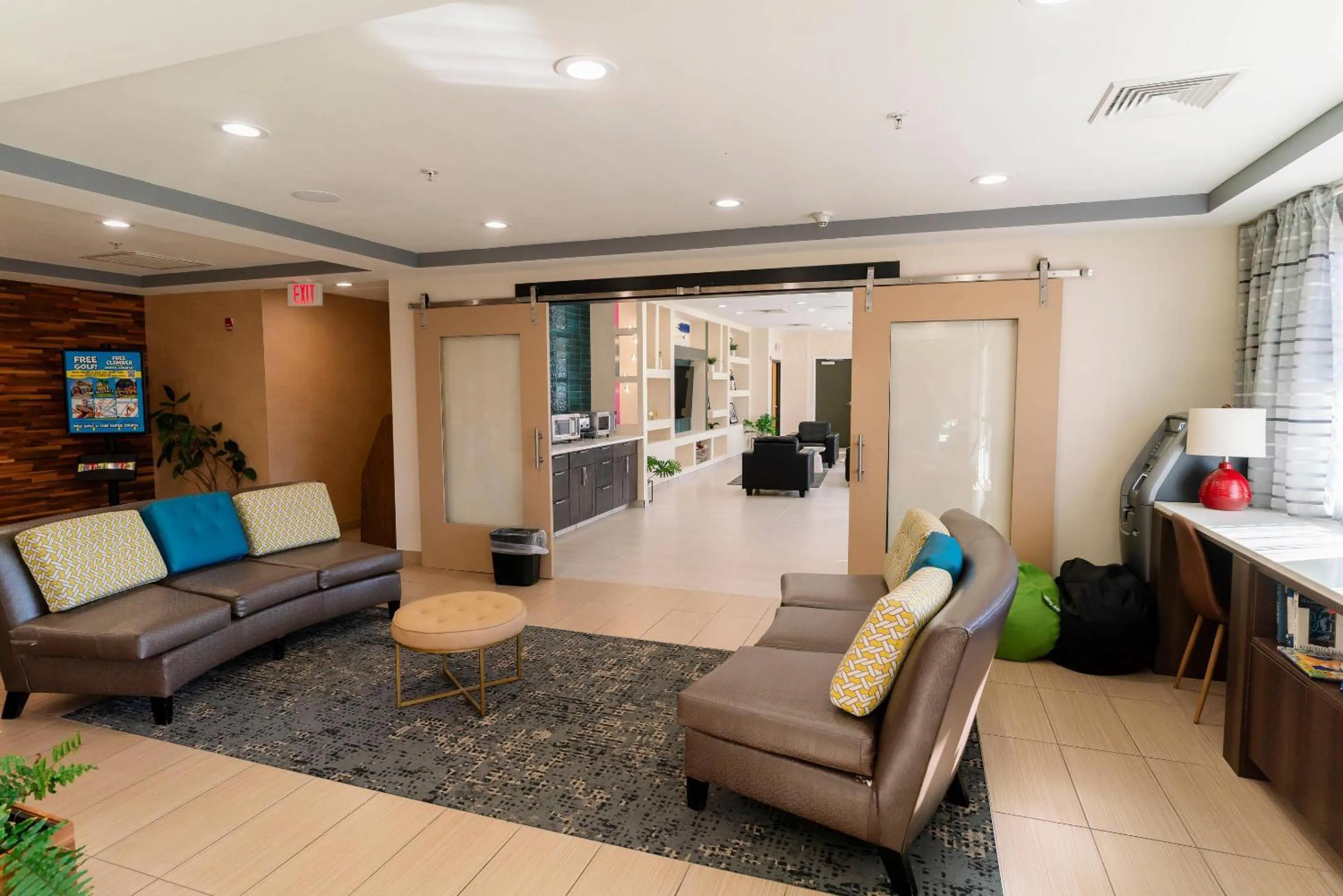 Lobby or reception in Gateway Hotel & Suites, an Ascend Collection Hotel