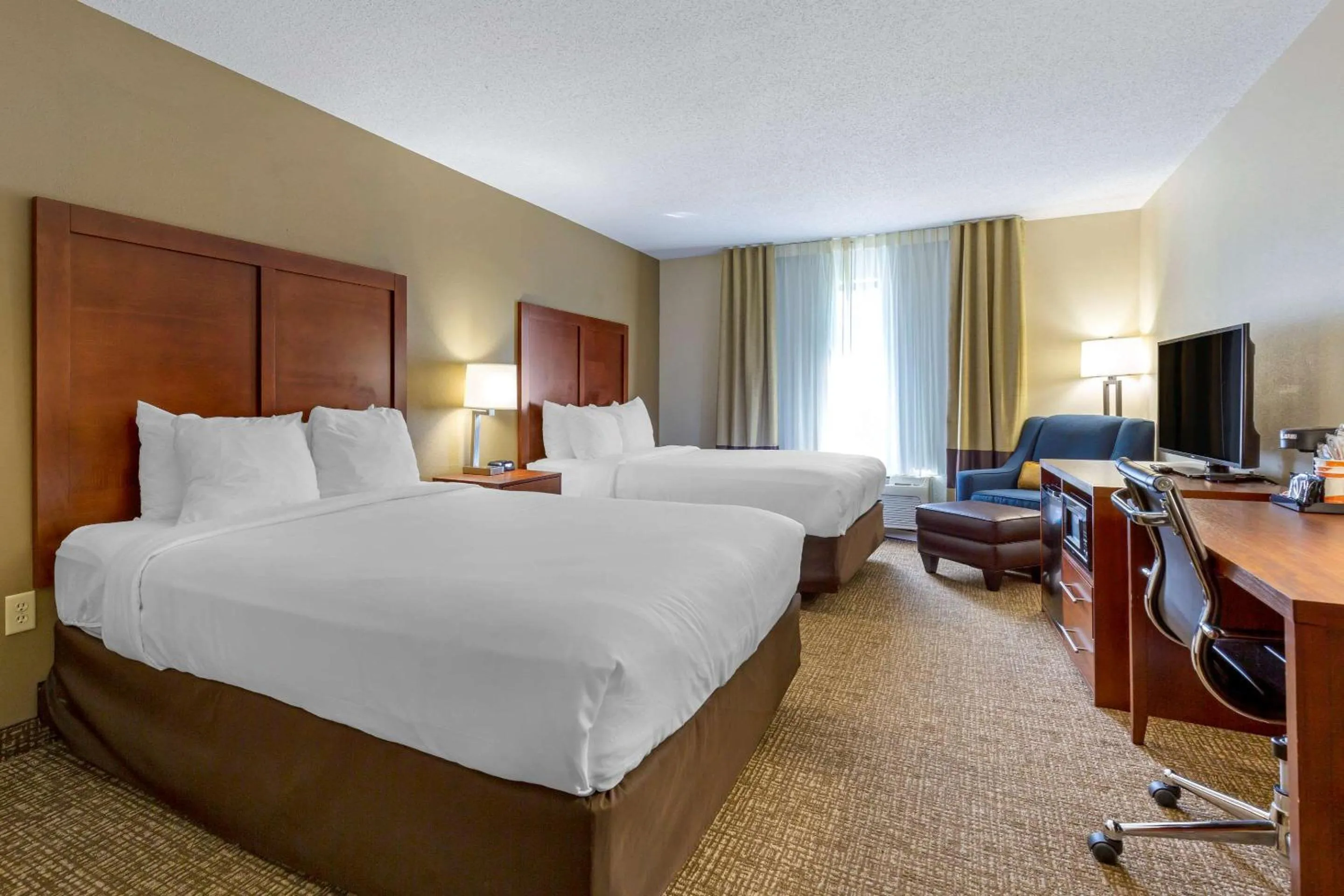 Photo of the whole room, Bed in Comfort Inn & Suites Cambridge