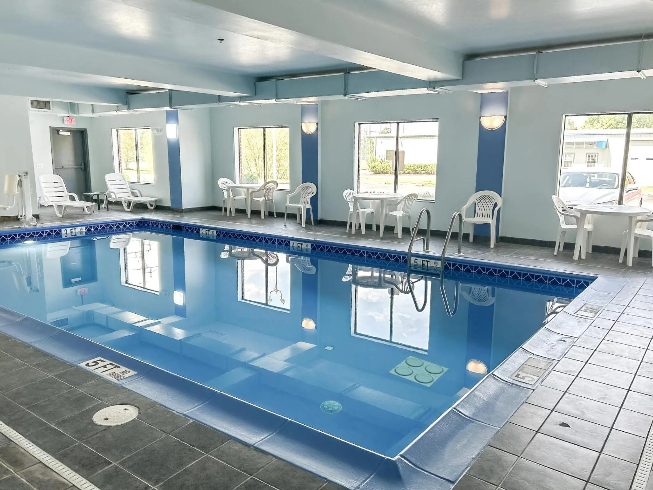 Swimming pool in Comfort Inn & Suites Cambridge