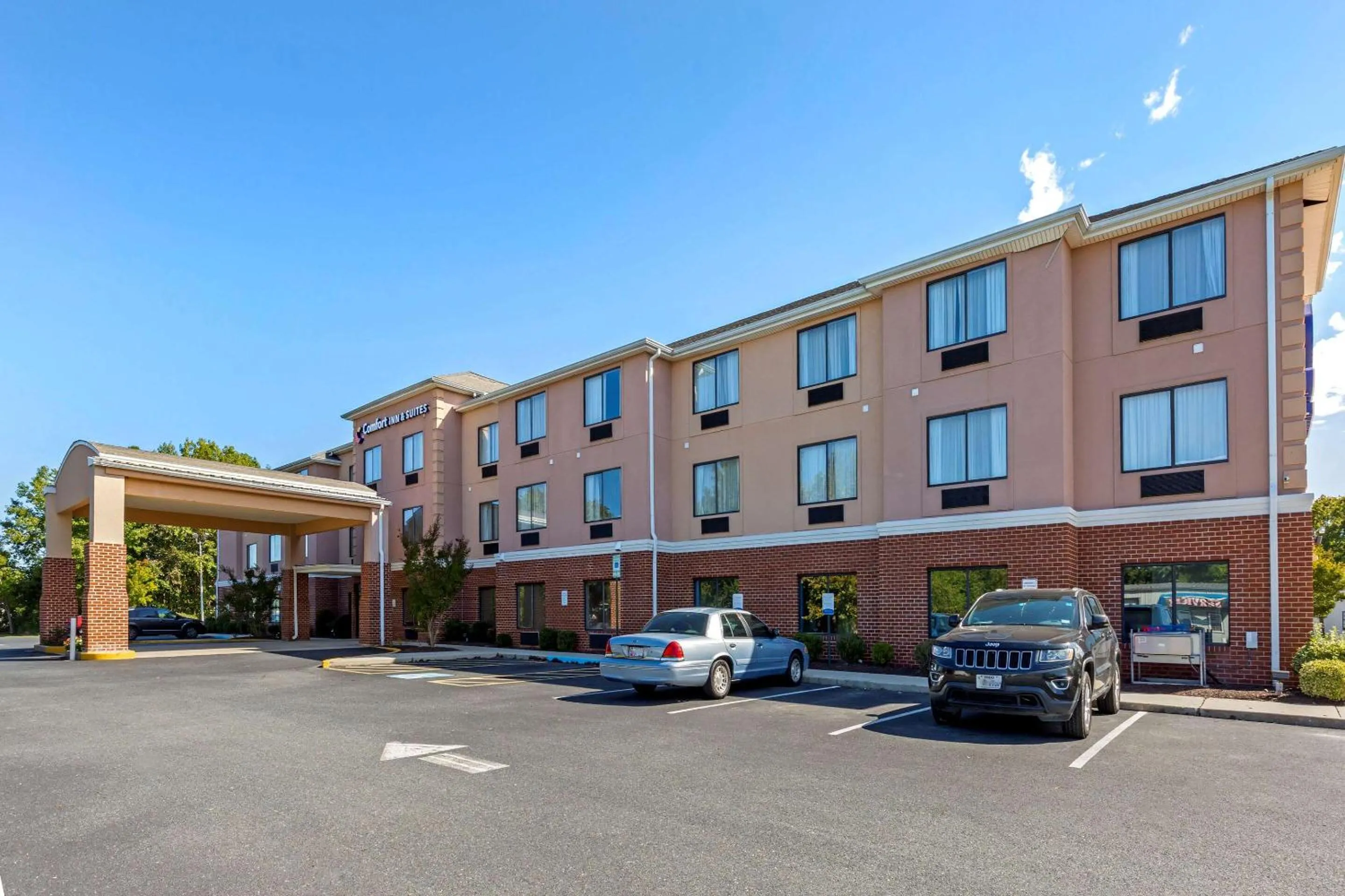 Property building in Comfort Inn & Suites Cambridge