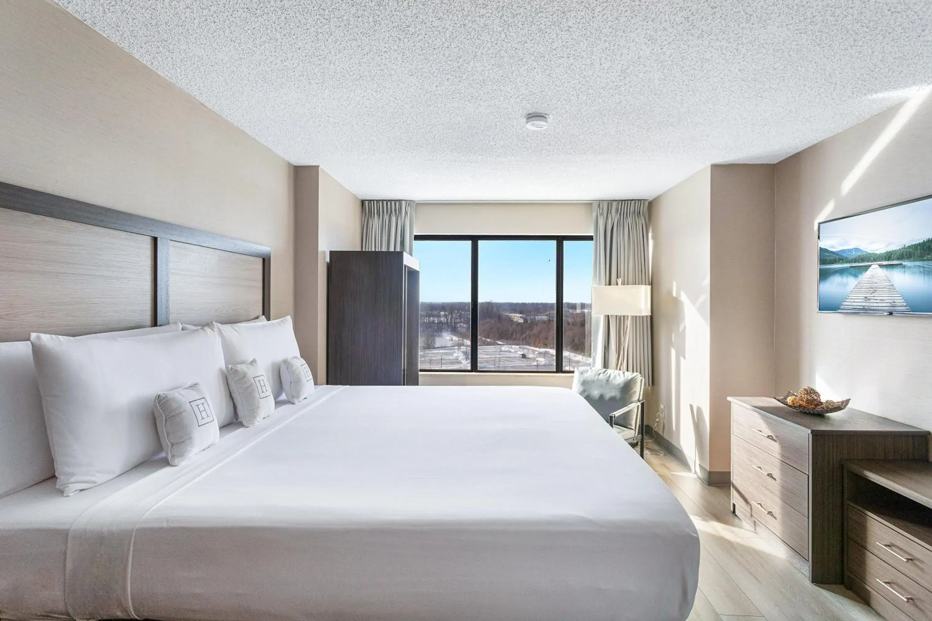 Deluxe King Suite in Harborside Hotel Deluxe King Suite in Harborside Hotel