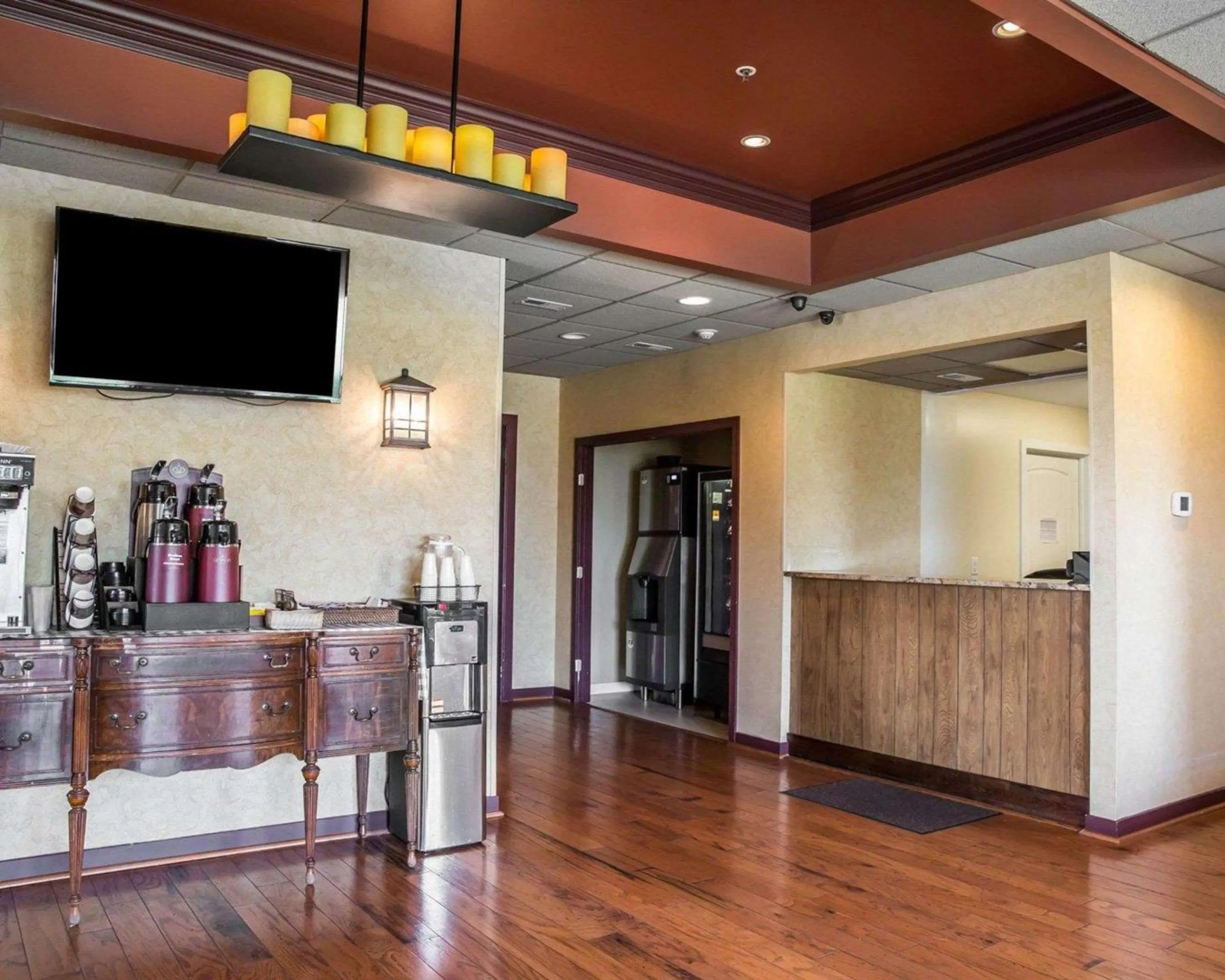 Lobby or reception in Island Inn & Suites, an Ascend Collection Hotel