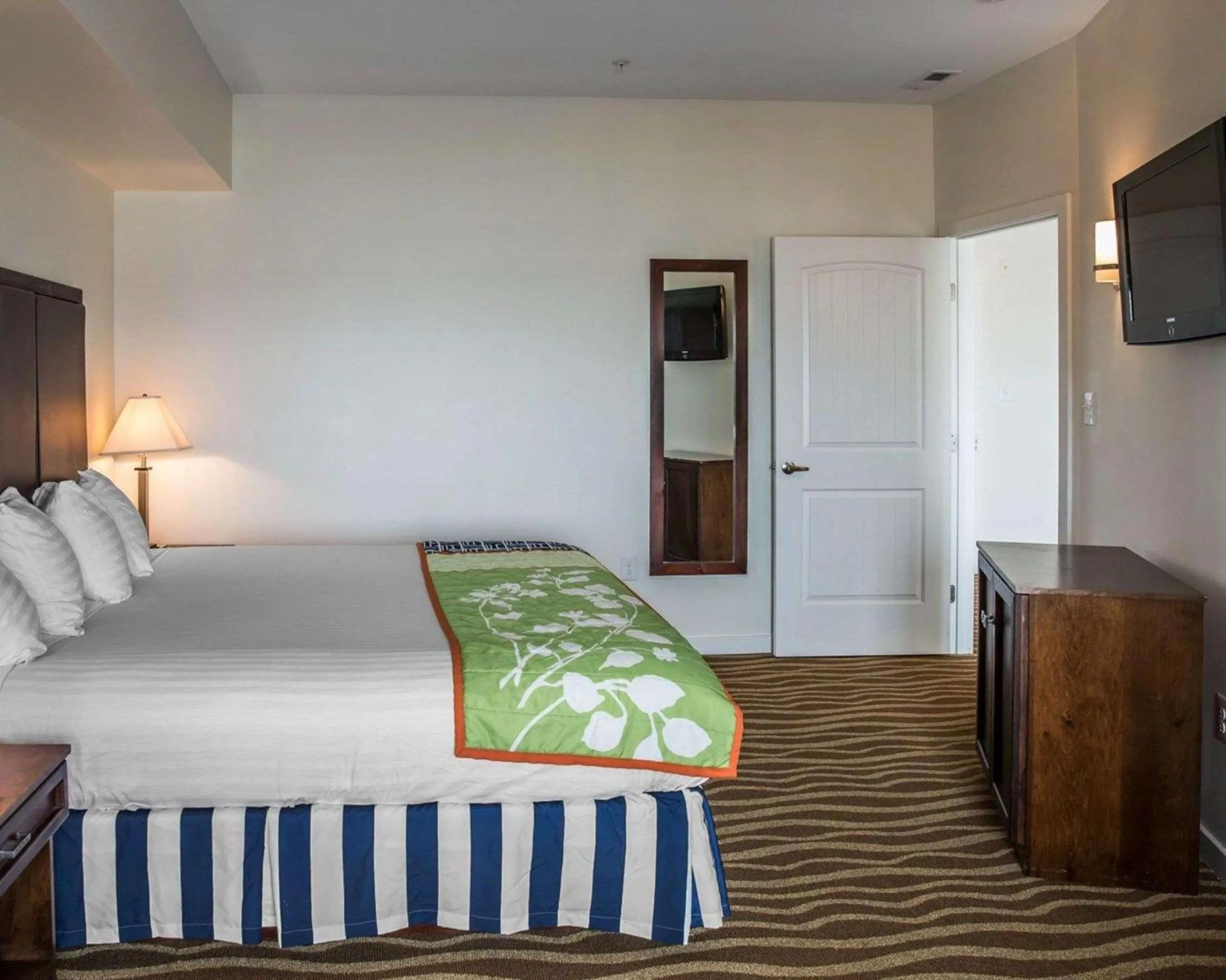 Bedroom, Bed in Island Inn & Suites, an Ascend Collection Hotel