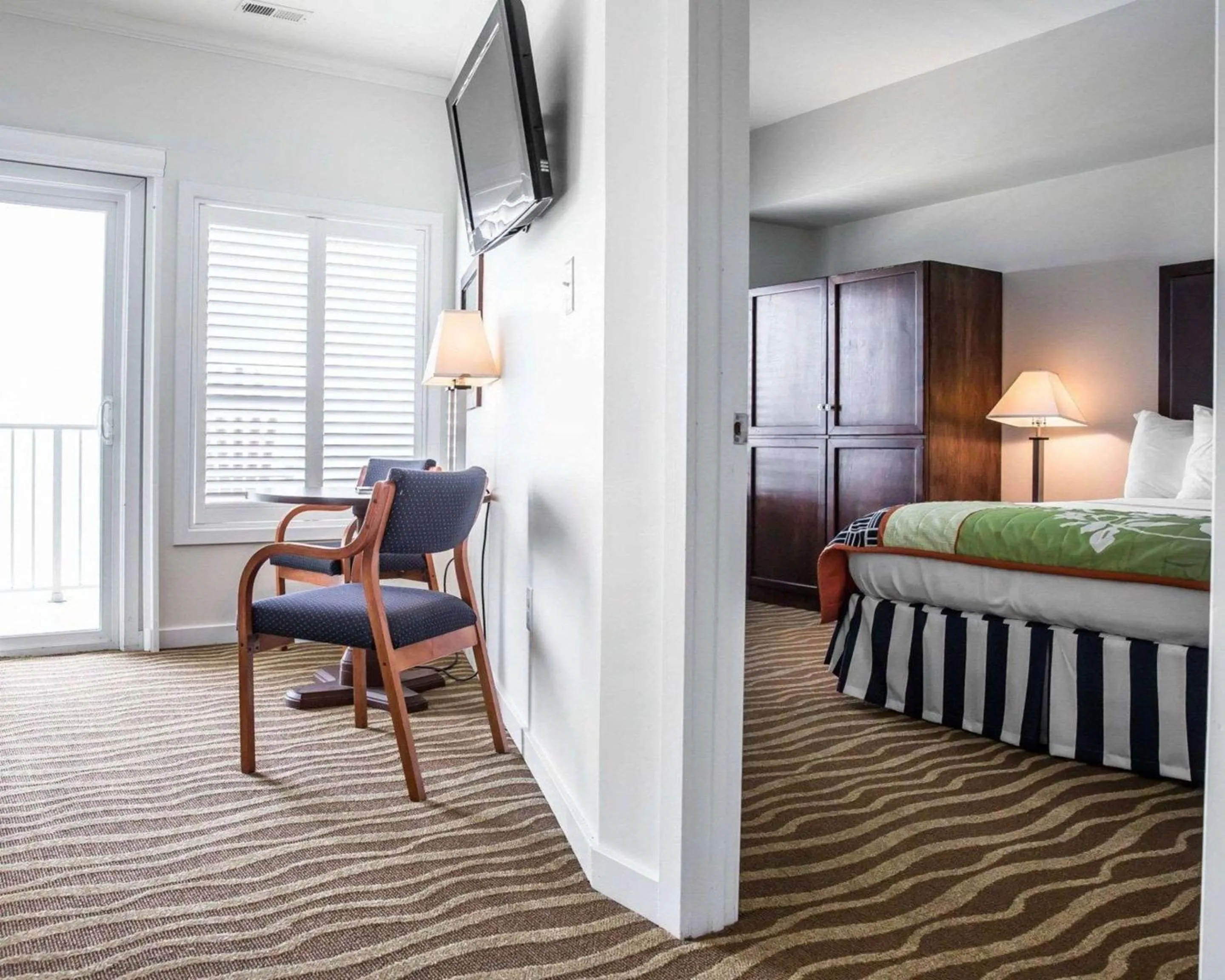 Bedroom, Bed in Island Inn & Suites, an Ascend Collection Hotel