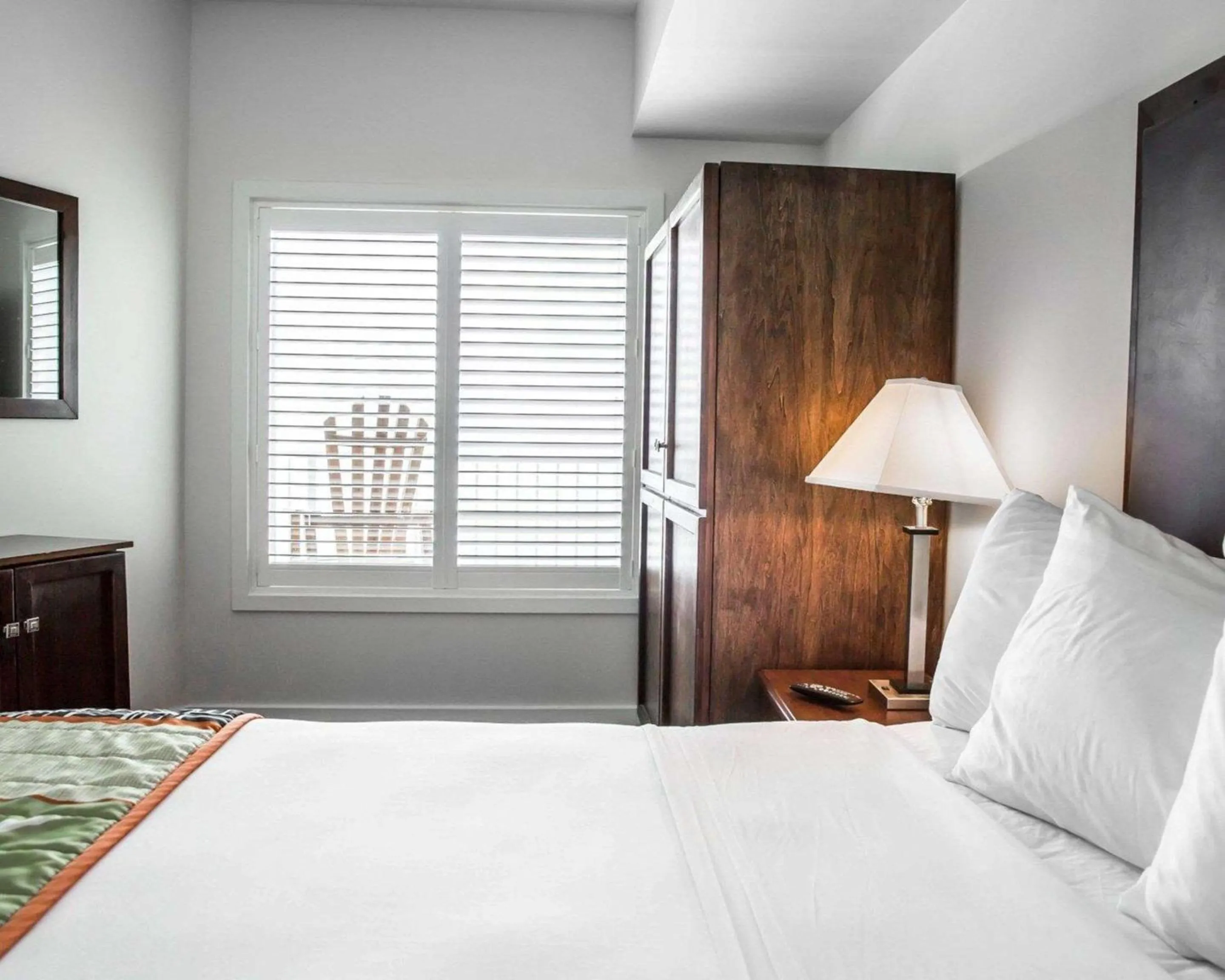 Bedroom, Bed in Island Inn & Suites, an Ascend Collection Hotel