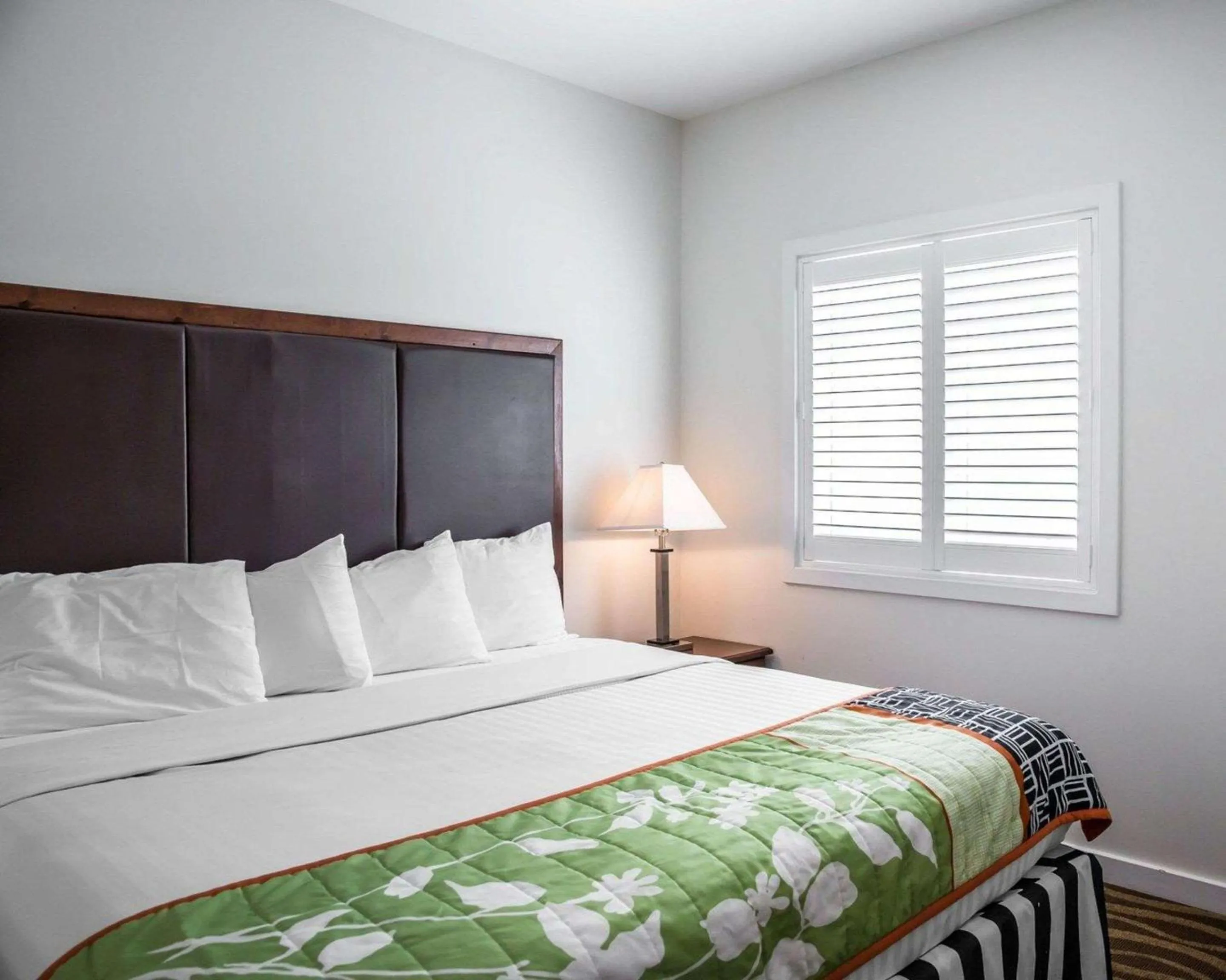 Bedroom, Bed in Island Inn & Suites, an Ascend Collection Hotel