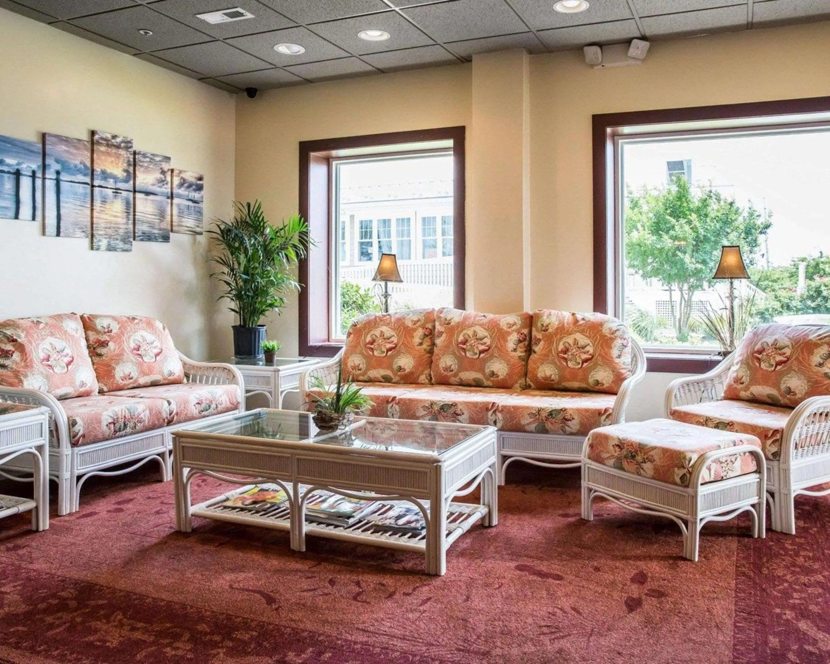 Lobby or reception in Island Inn & Suites, an Ascend Collection Hotel