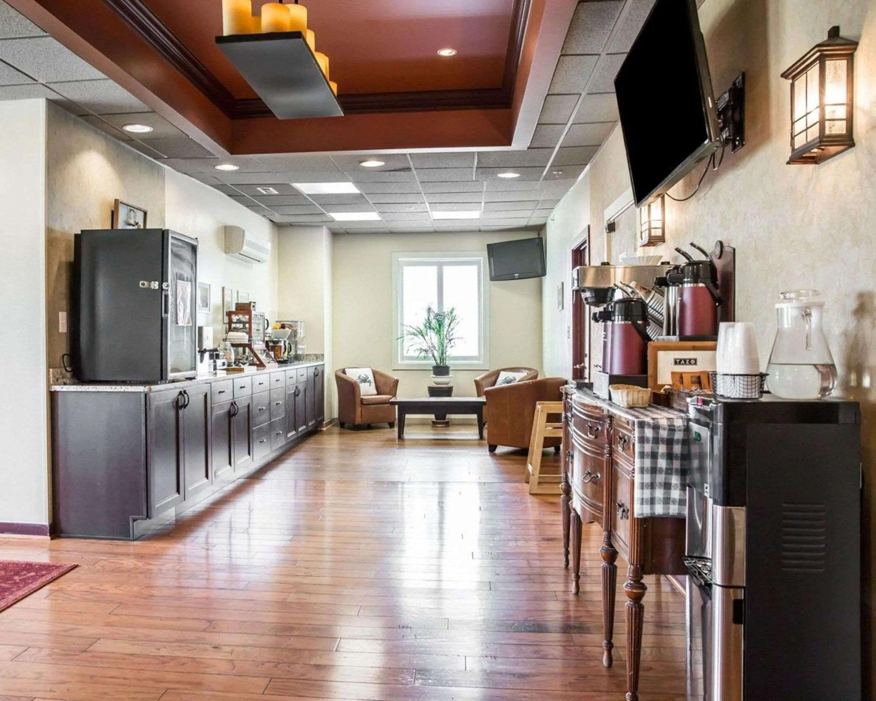 Breakfast in Island Inn & Suites, an Ascend Collection Hotel