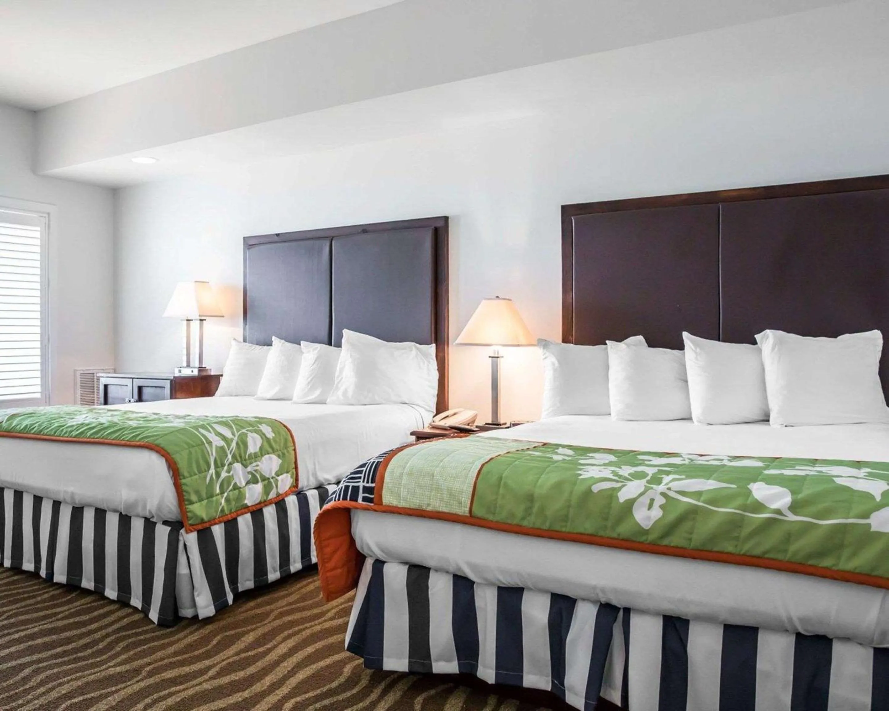 Bedroom, Bed in Island Inn & Suites, an Ascend Collection Hotel