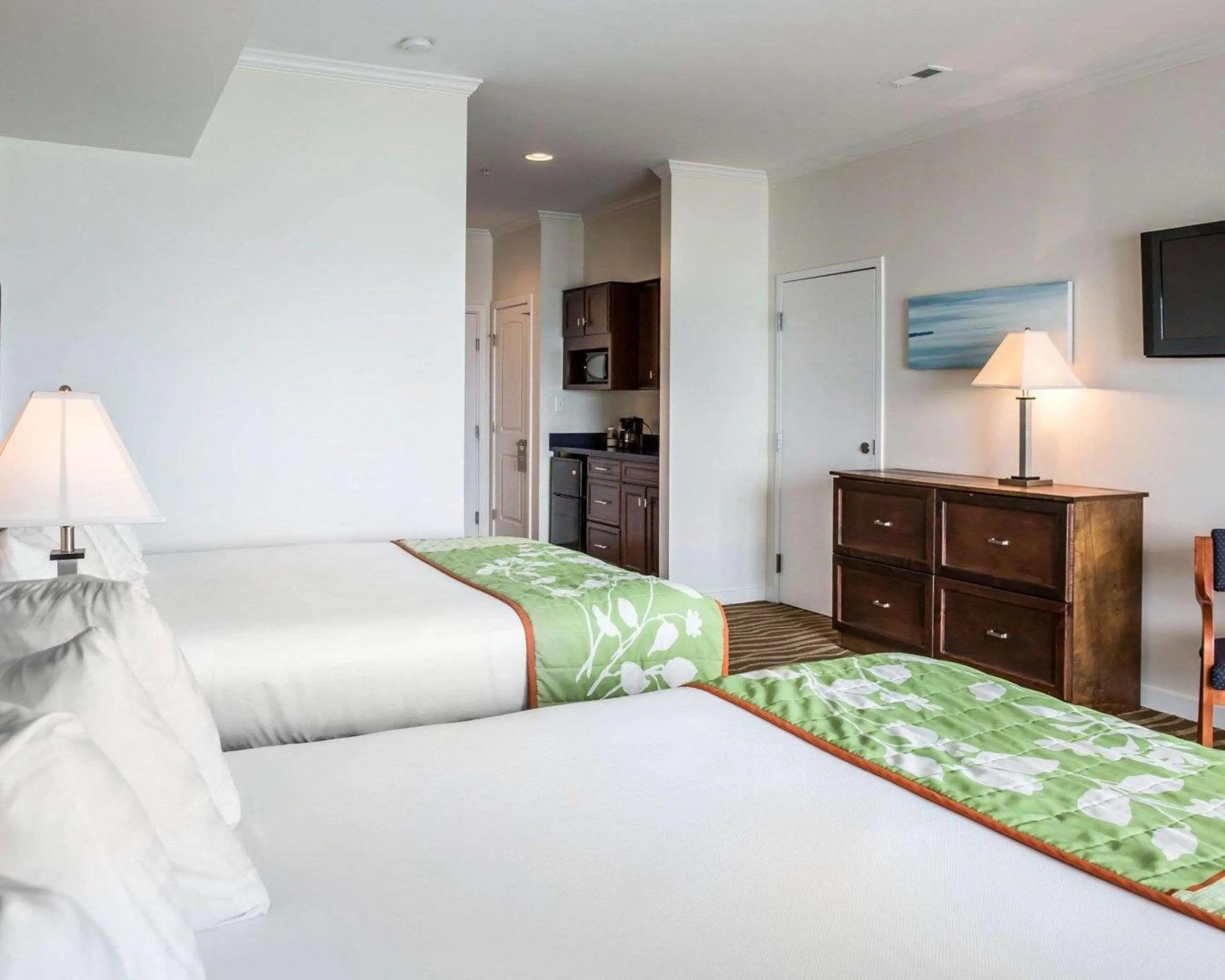 Bedroom, Bed in Island Inn & Suites, an Ascend Collection Hotel