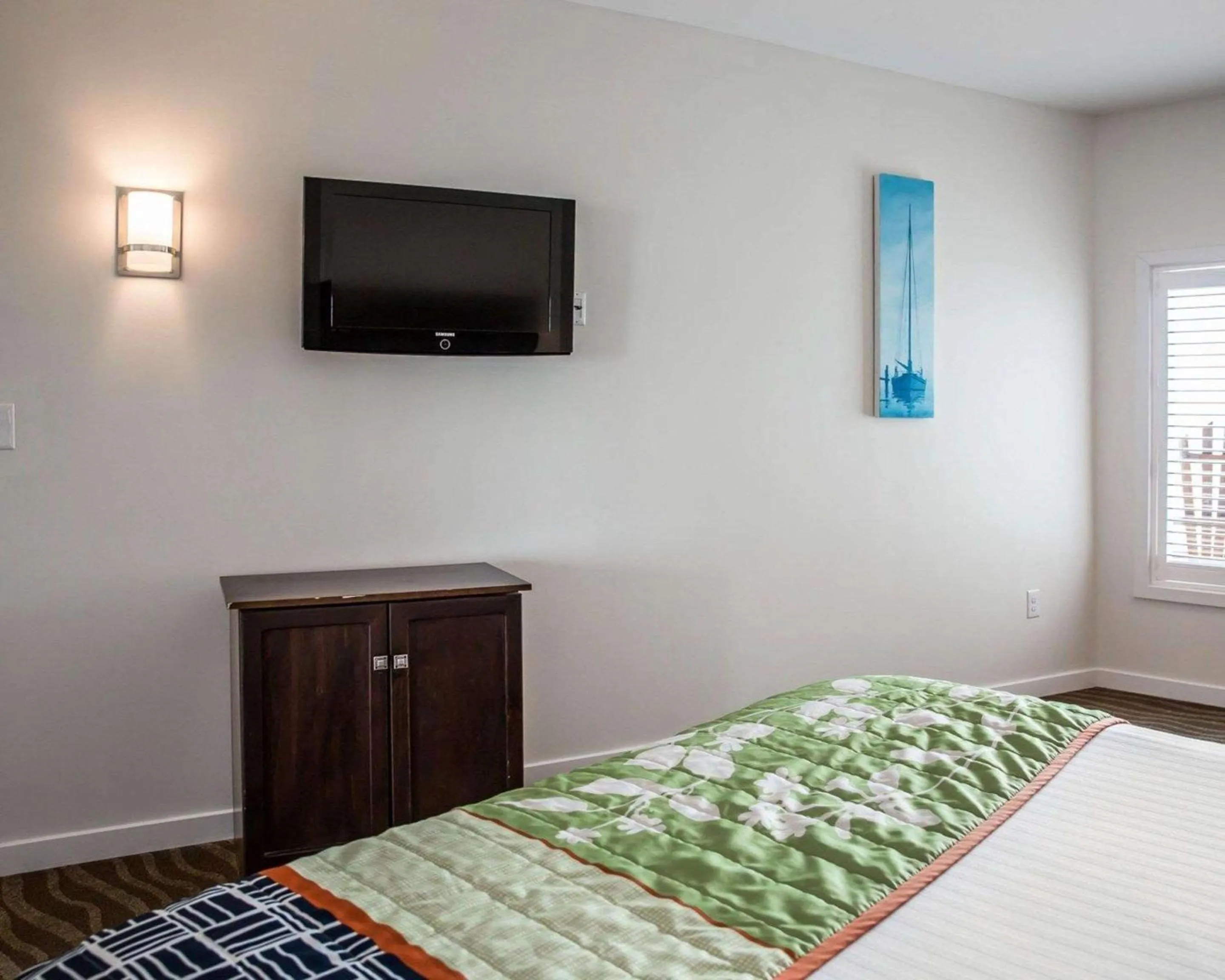 Bedroom, Bed in Island Inn & Suites, an Ascend Collection Hotel