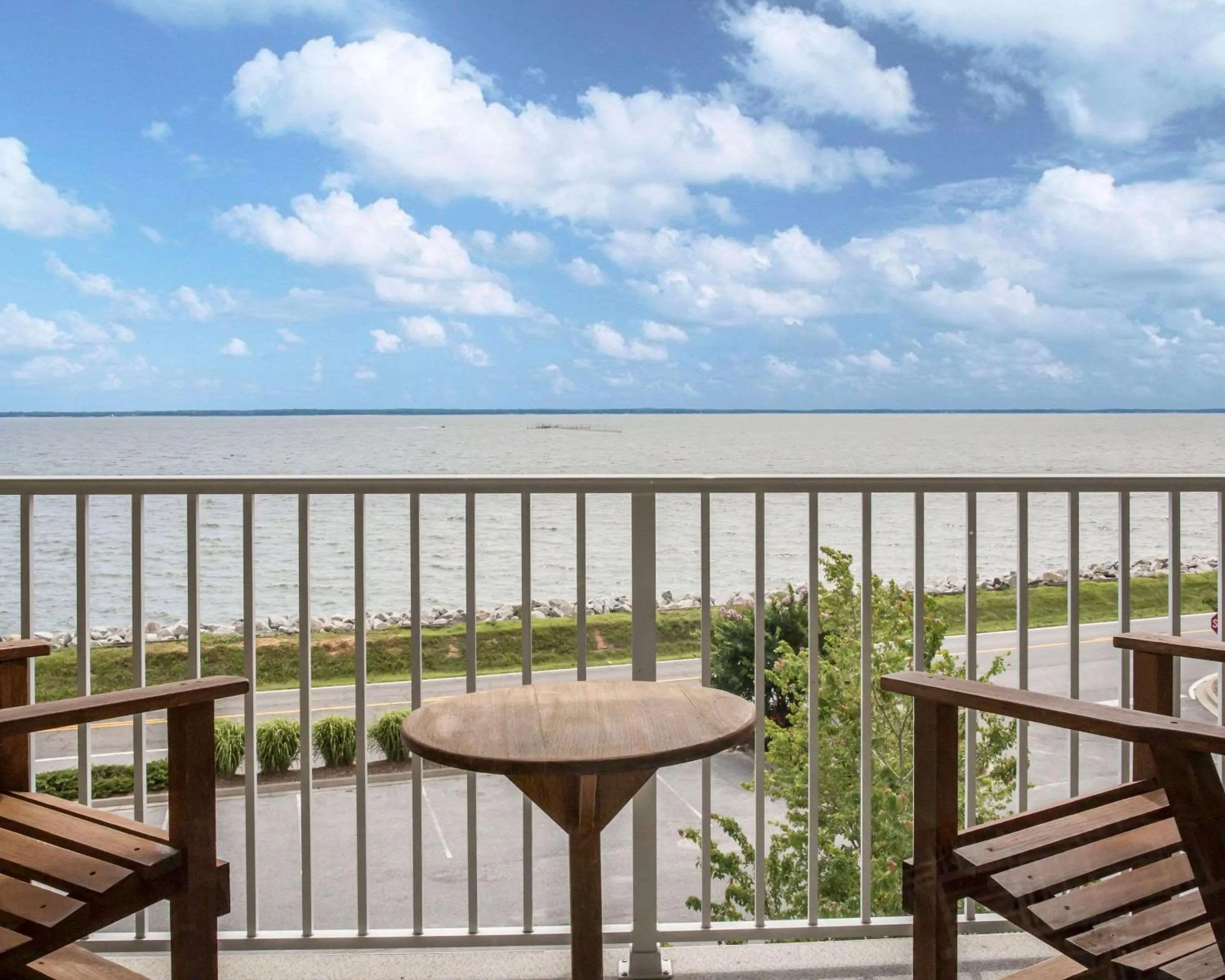 Bedroom in Island Inn & Suites, an Ascend Collection Hotel