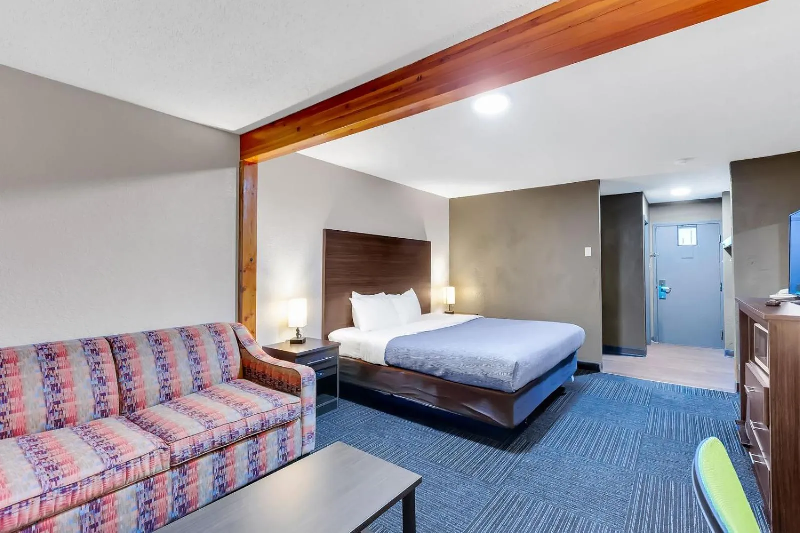 Bed in Quality Inn Salisbury North