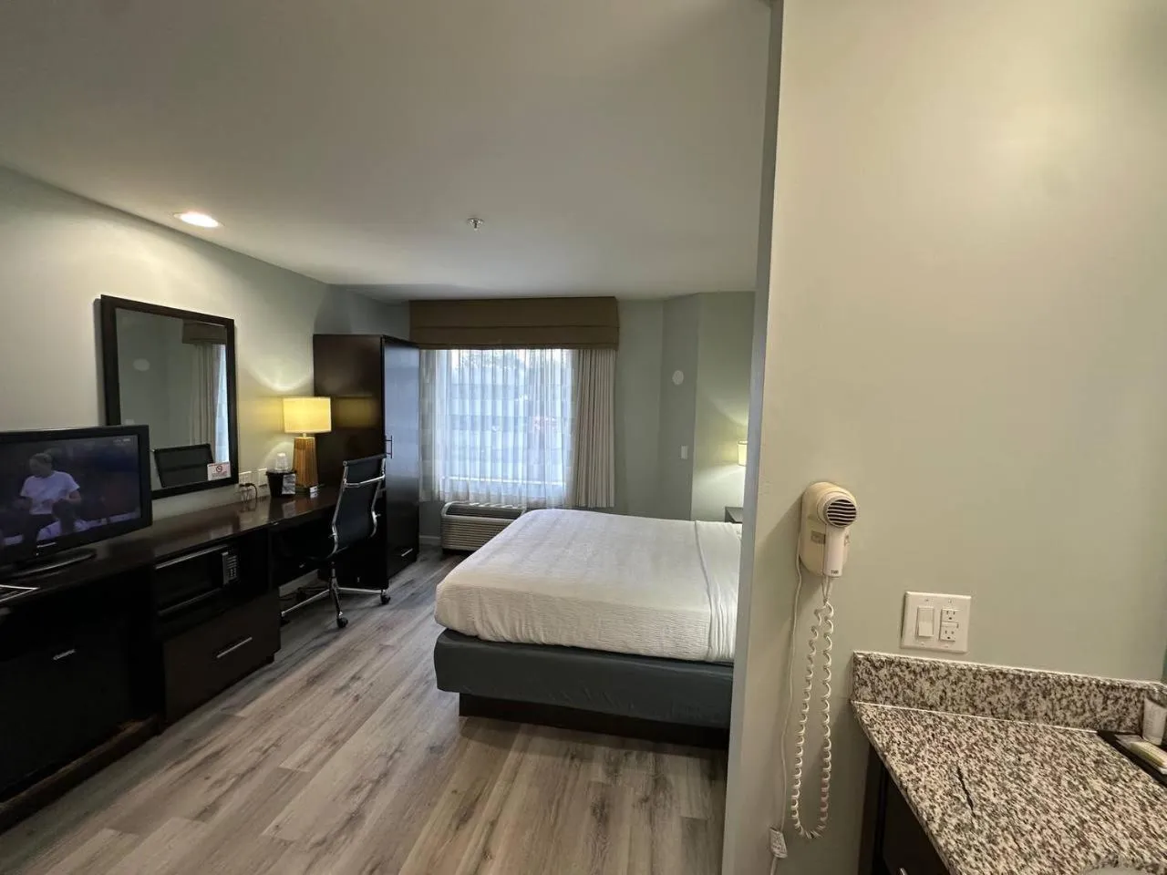 Photo of the whole room, Bed in Wingate by Wyndham Bel Air I-95 Exit 77A - APG Area