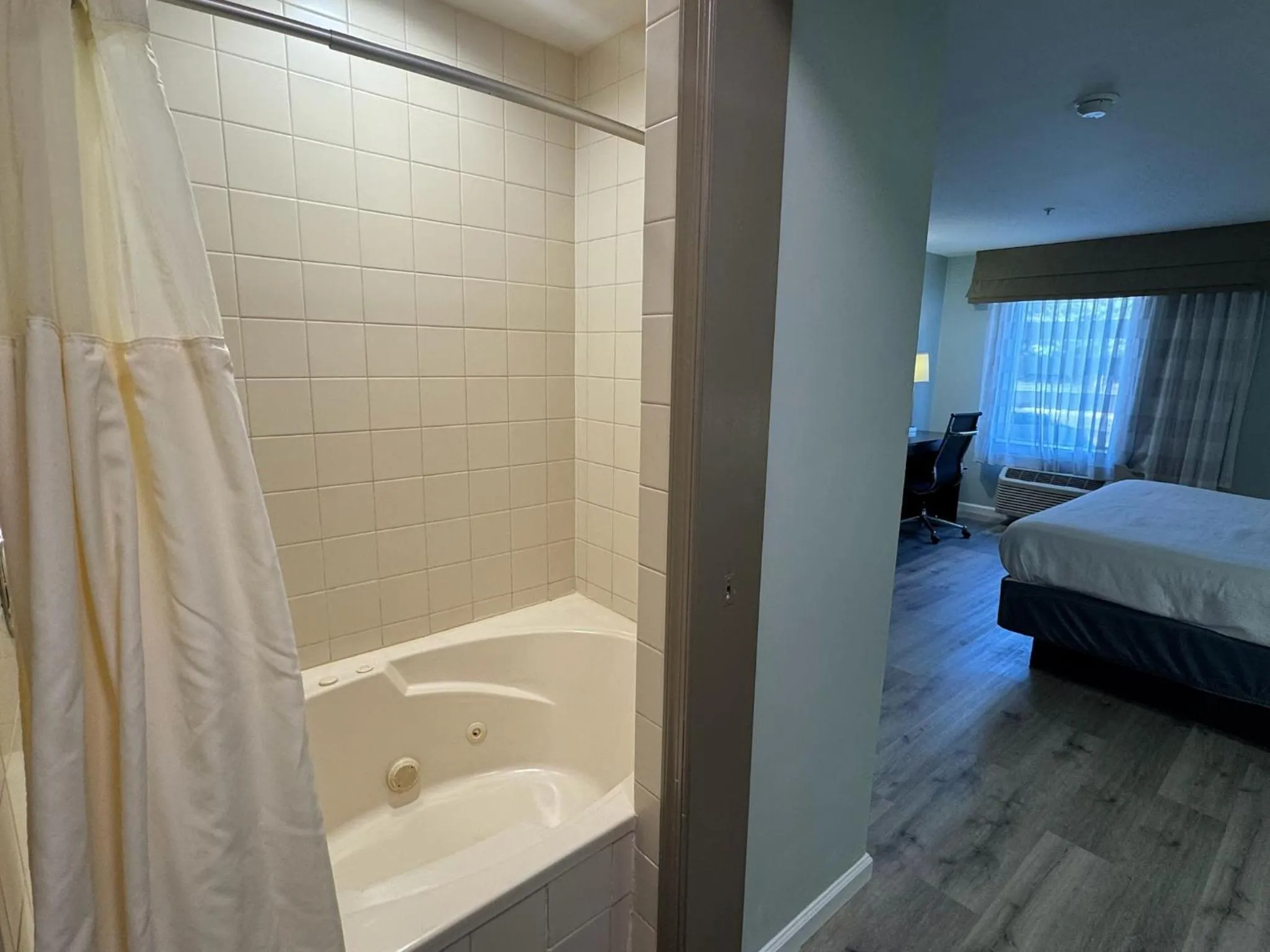 Hot Tub, Bed in Wingate by Wyndham Bel Air I-95 Exit 77A - APG Area
