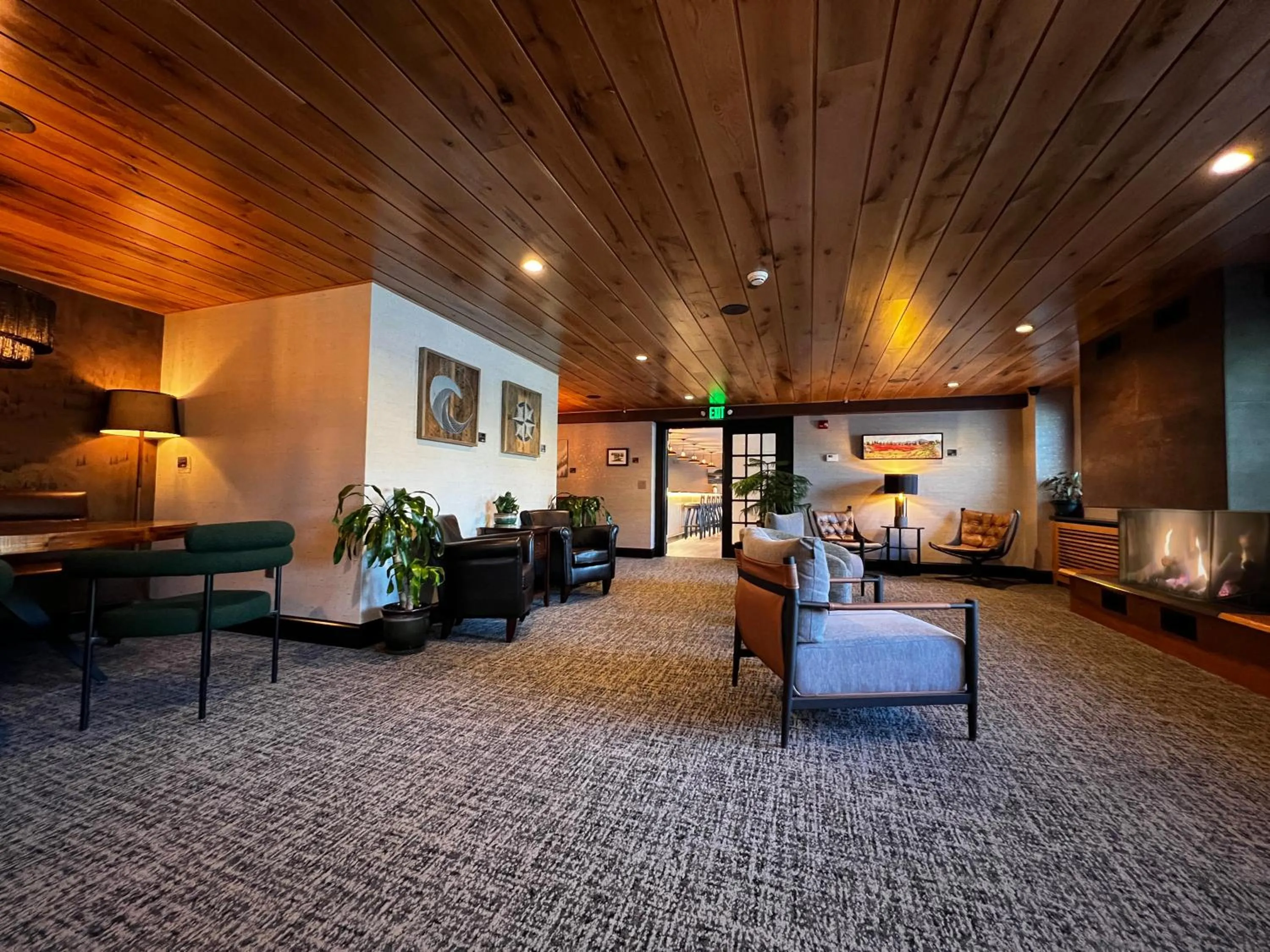 Lounge or bar in Maine Evergreen Hotel, an Ascend Collection Hotel