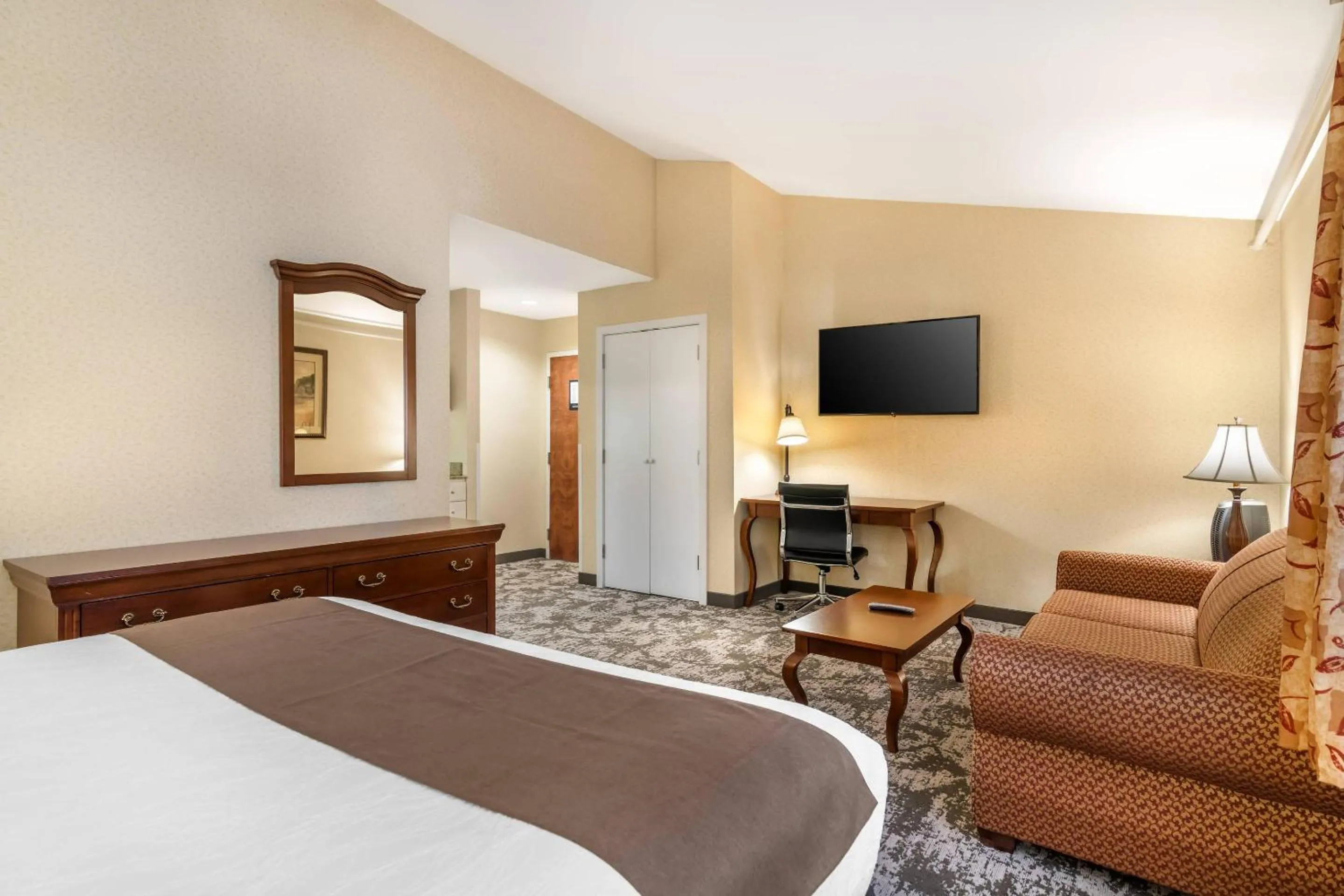 Bedroom, Bed in Maine Evergreen Hotel, an Ascend Collection Hotel