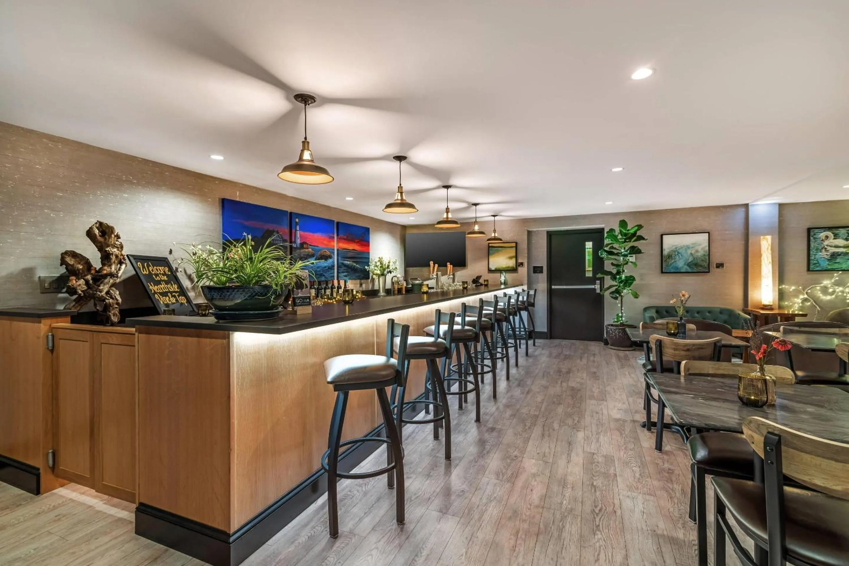 Lounge or bar in Maine Evergreen Hotel, an Ascend Collection Hotel