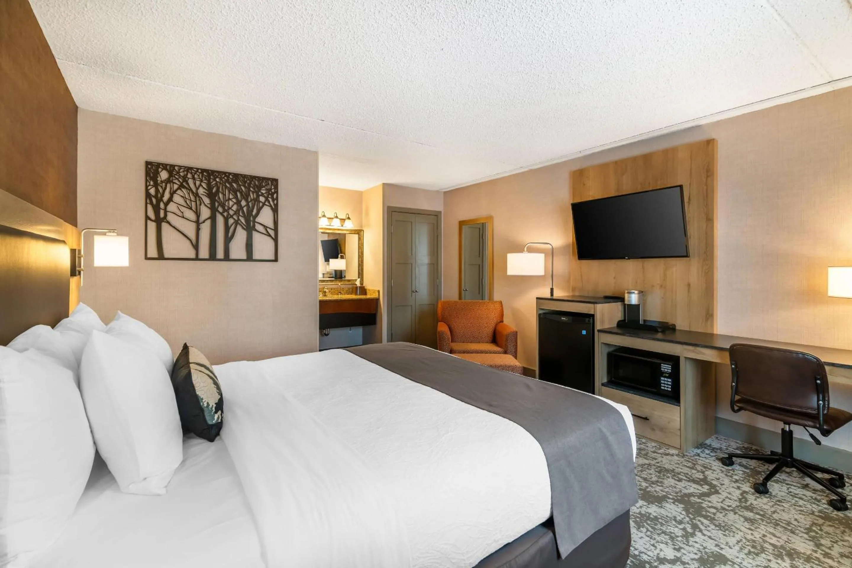Bedroom, Bed in Maine Evergreen Hotel, an Ascend Collection Hotel