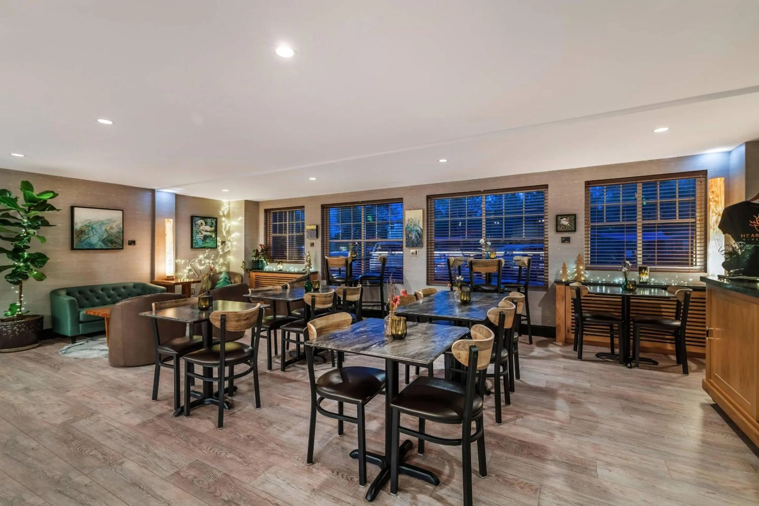 Lounge or bar in Maine Evergreen Hotel, an Ascend Collection Hotel