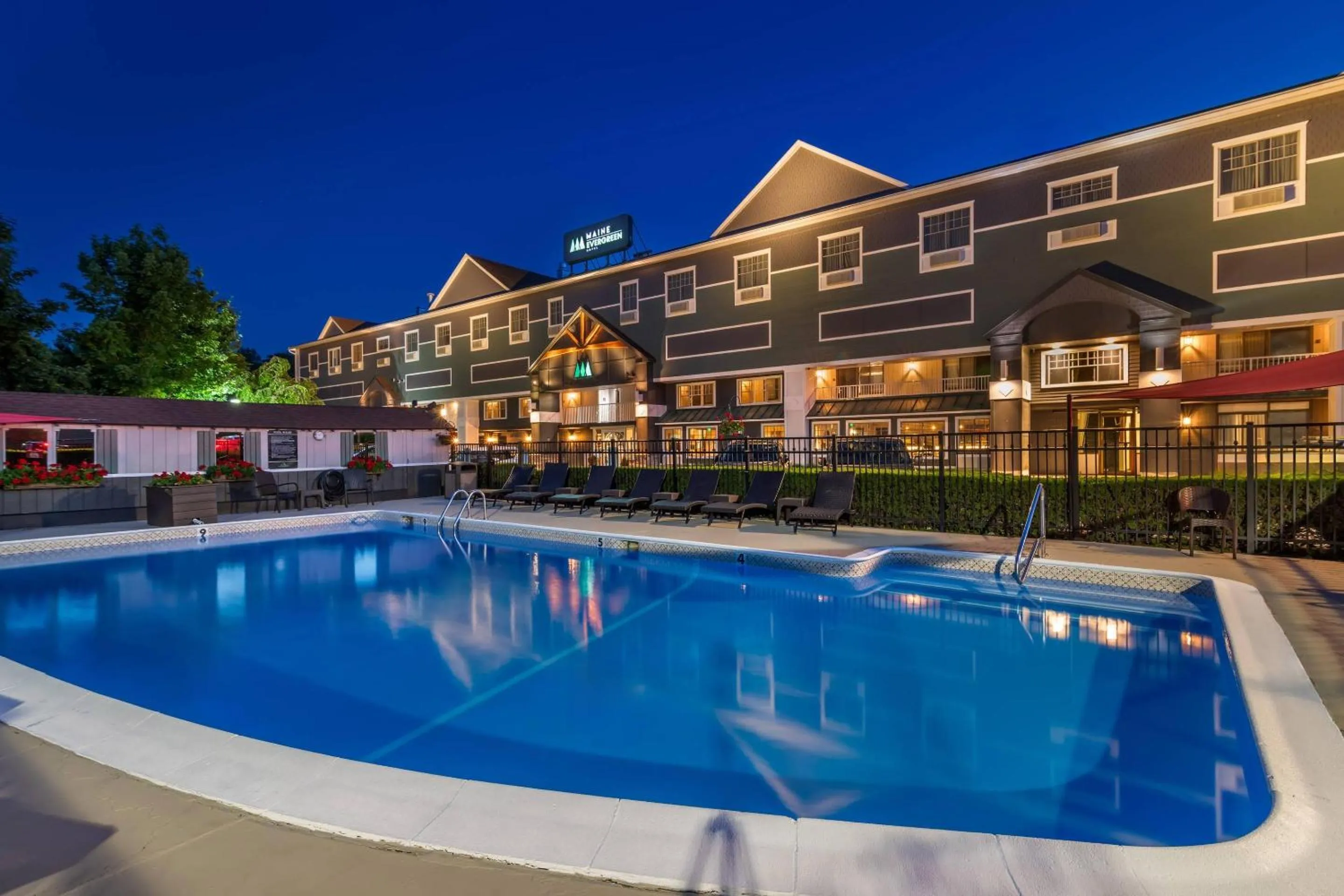 Swimming pool in Maine Evergreen Hotel, an Ascend Collection Hotel