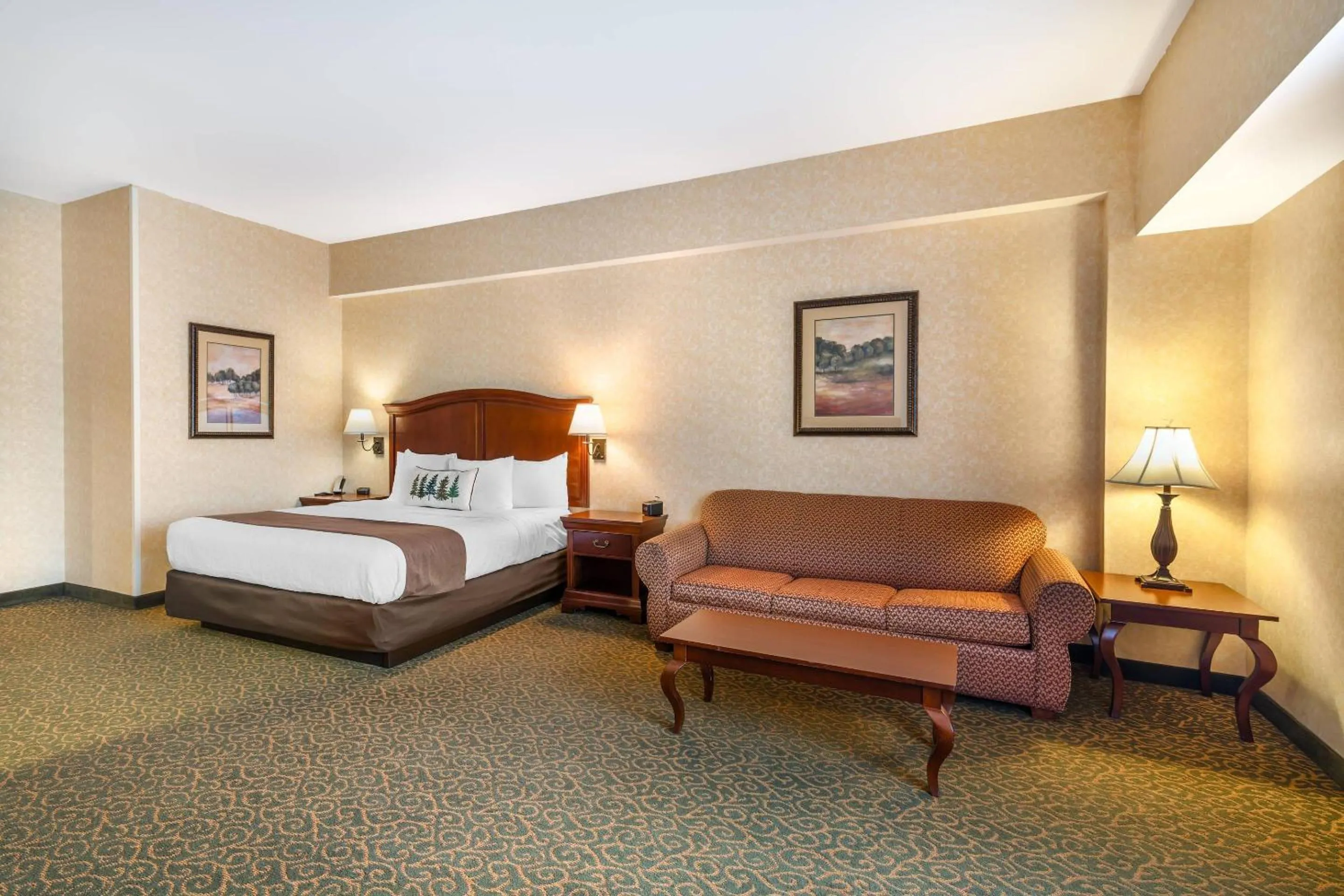 Bedroom, Bed in Maine Evergreen Hotel, an Ascend Collection Hotel