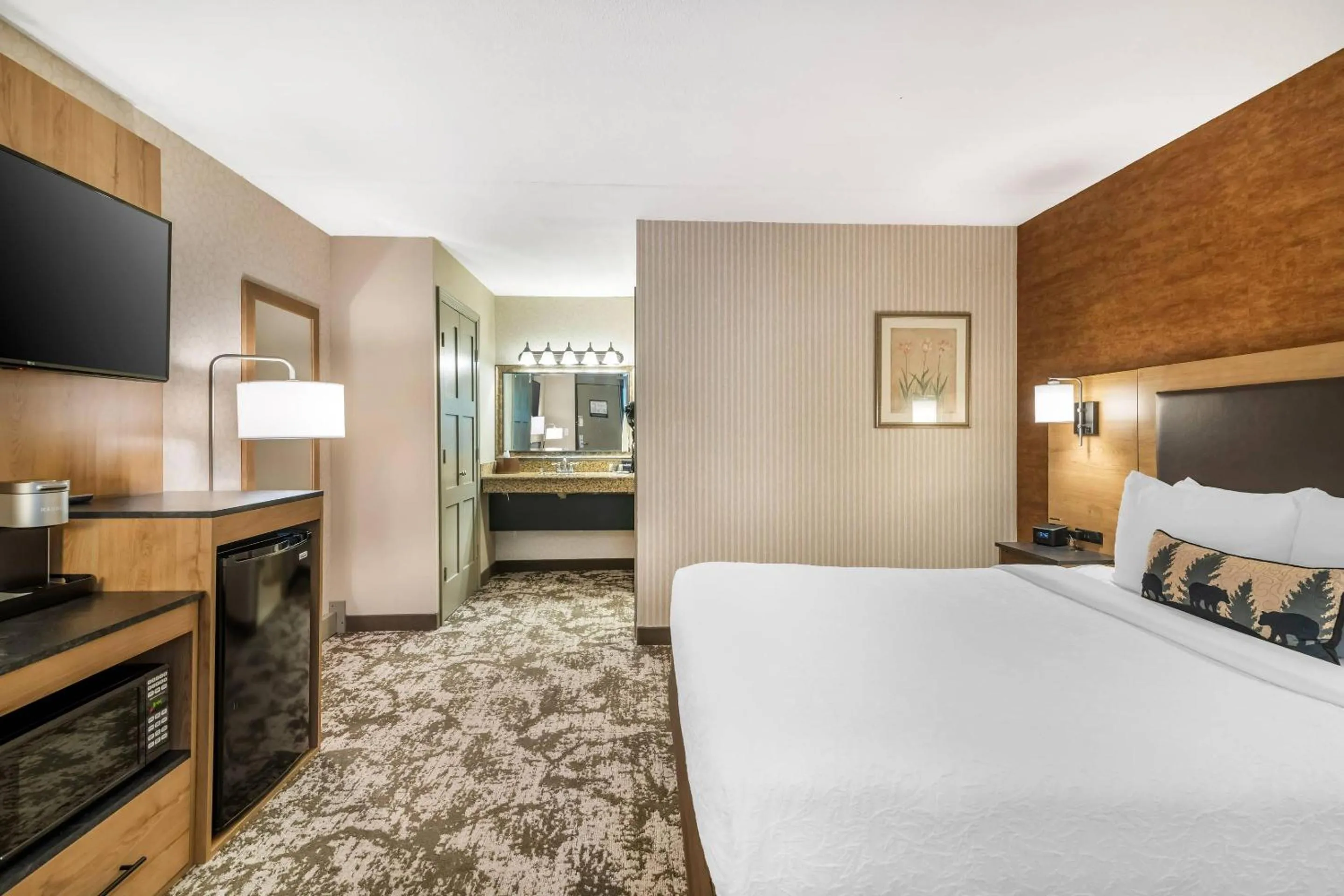 Bedroom, Bed in Maine Evergreen Hotel, an Ascend Collection Hotel