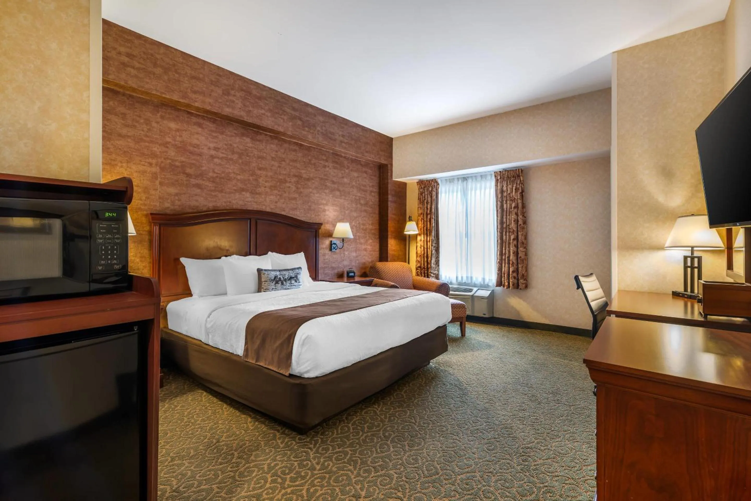 Bedroom, Bed in Maine Evergreen Hotel, an Ascend Collection Hotel