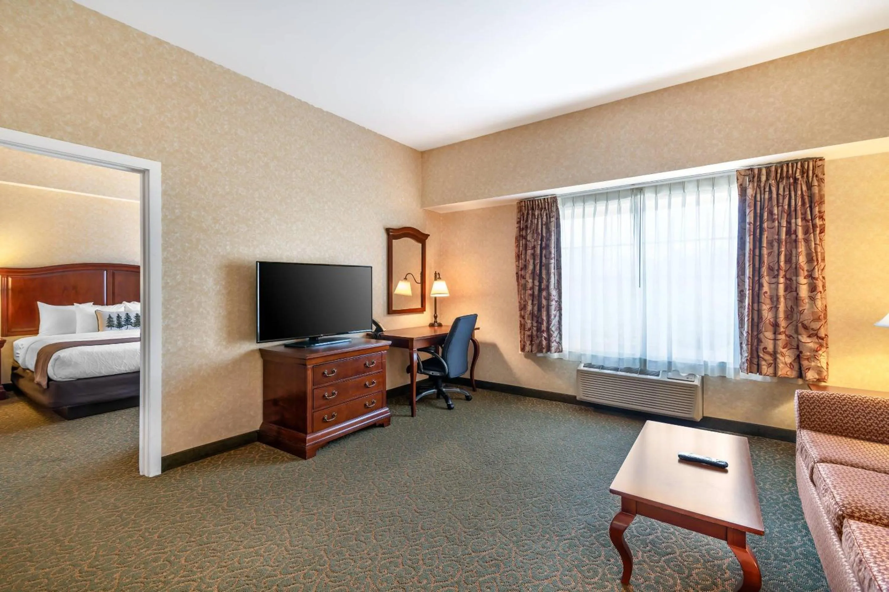 Bedroom, Bed in Maine Evergreen Hotel, an Ascend Collection Hotel