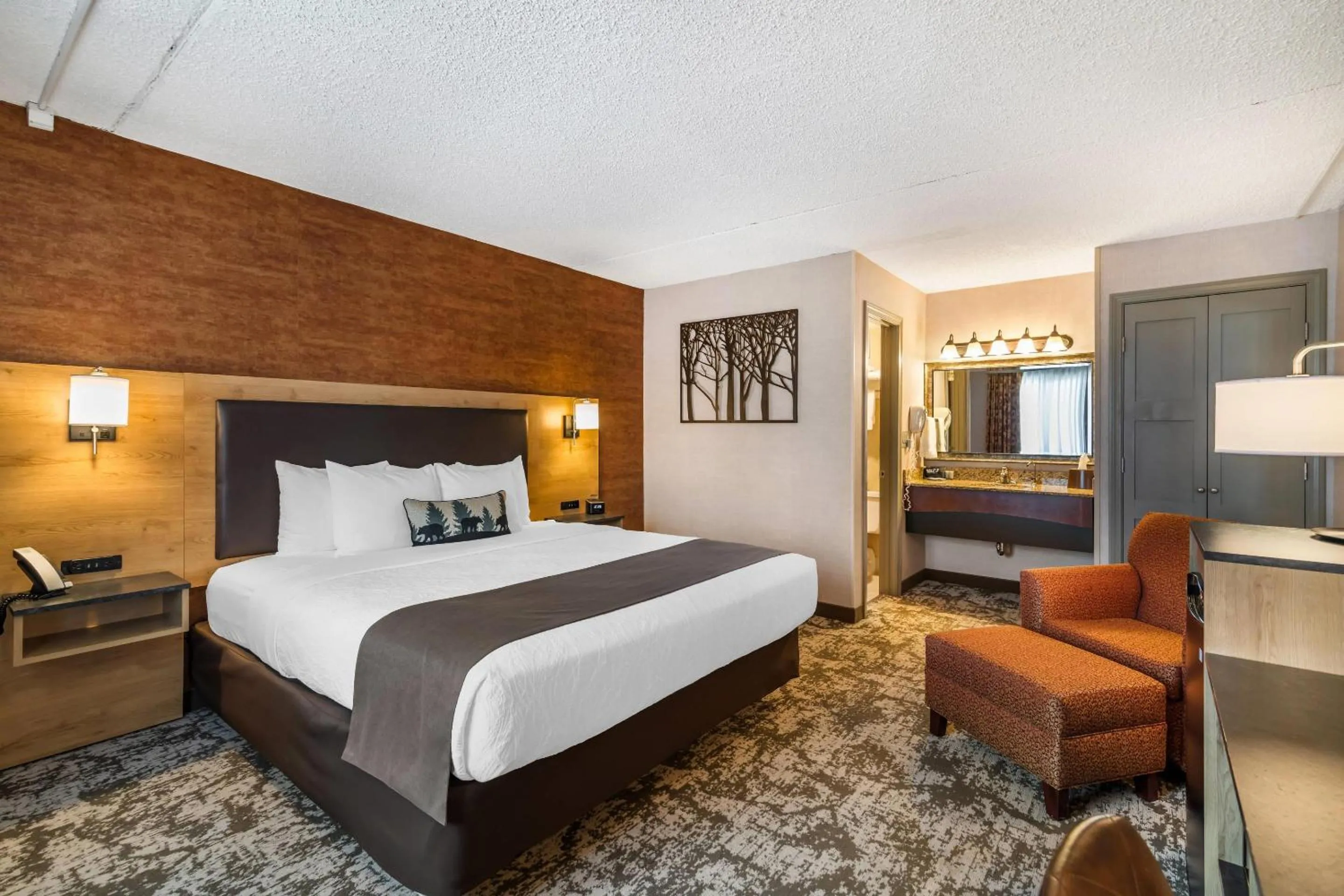 Bedroom, Bed in Maine Evergreen Hotel, an Ascend Collection Hotel