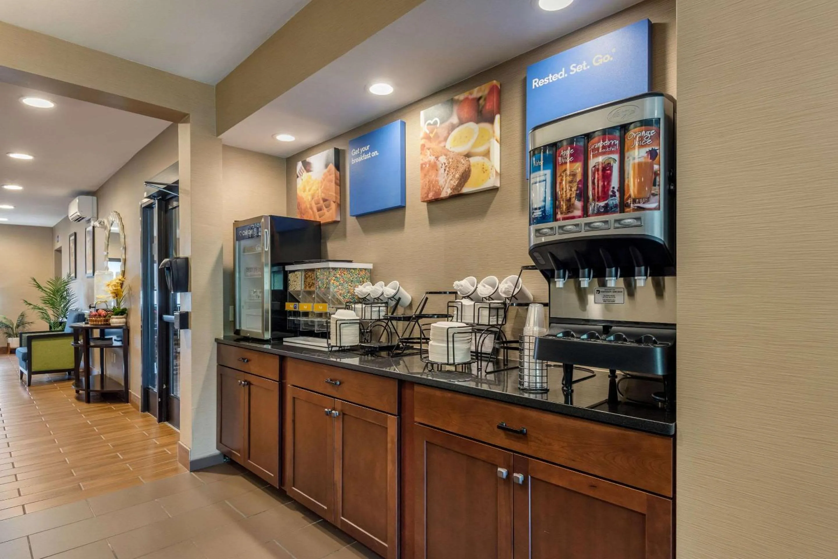 Breakfast in Comfort Inn Ellsworth - Bar Harbor