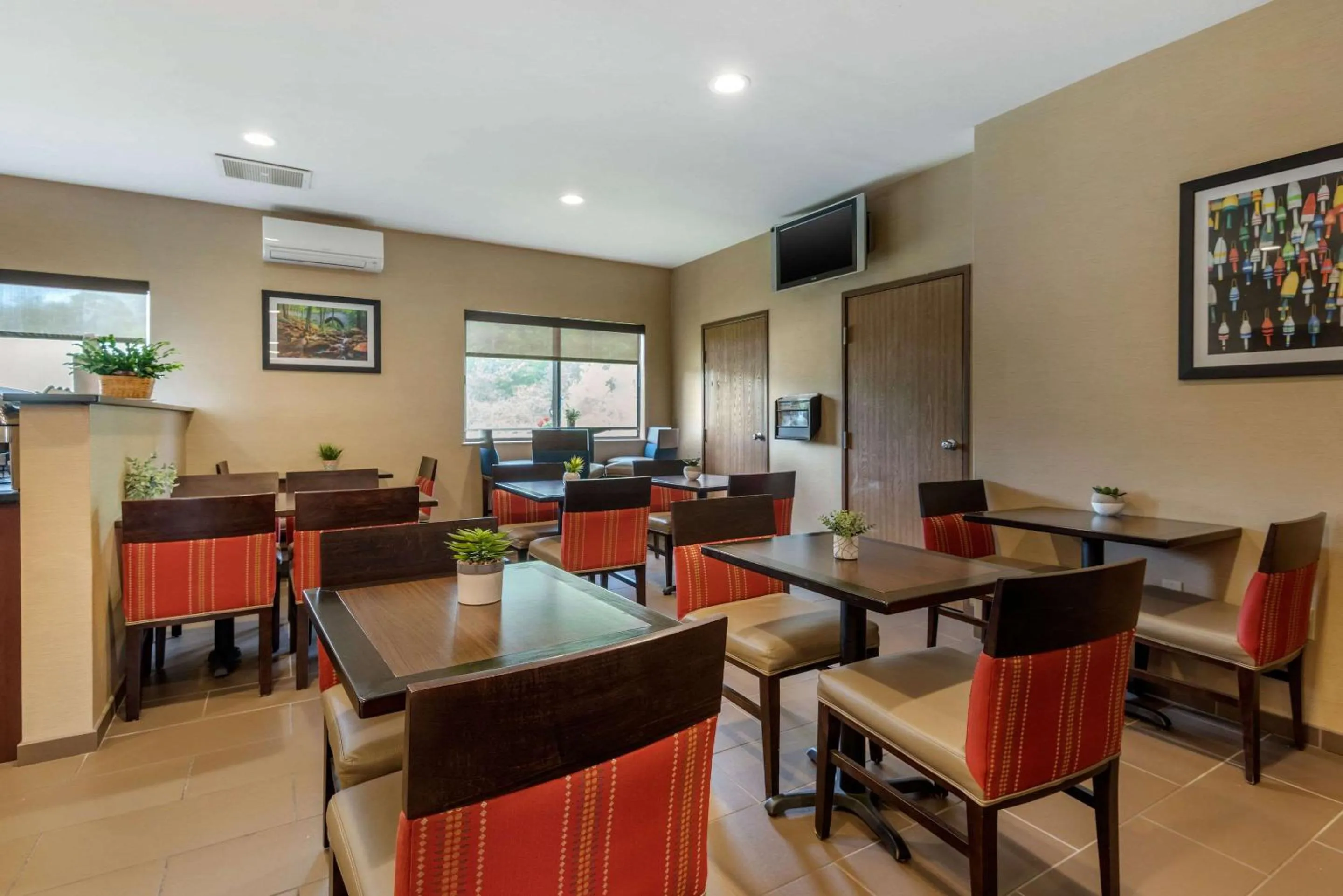 Breakfast in Comfort Inn Ellsworth - Bar Harbor