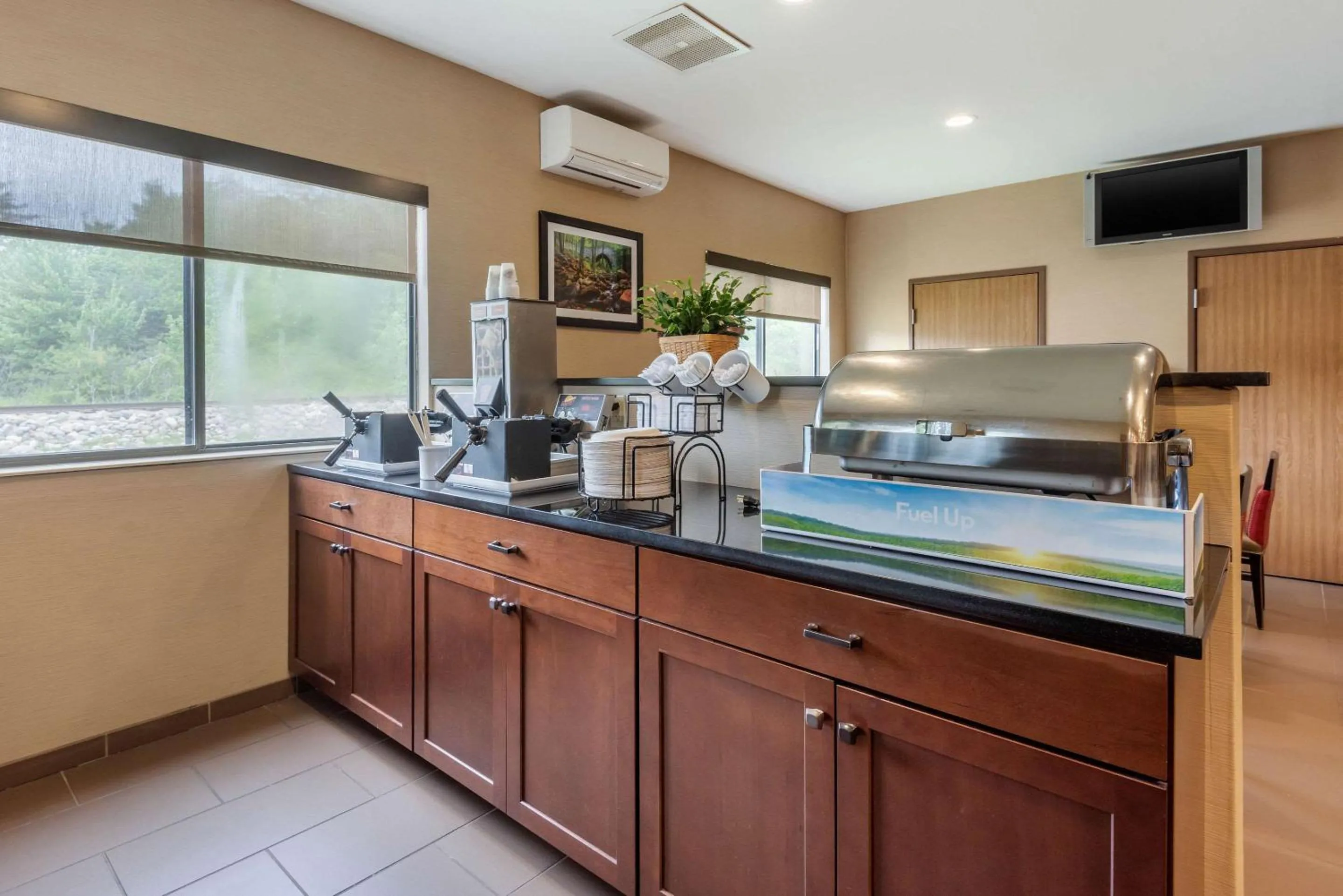 Breakfast in Comfort Inn Ellsworth - Bar Harbor