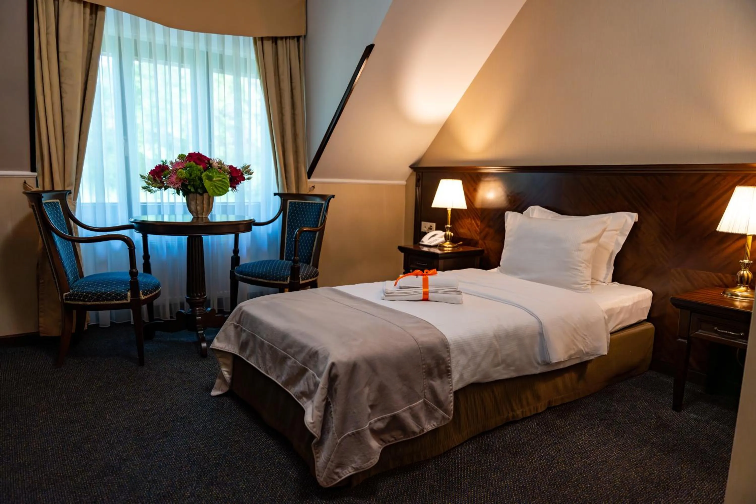 Photo of the whole room, Bed in Grand Sal