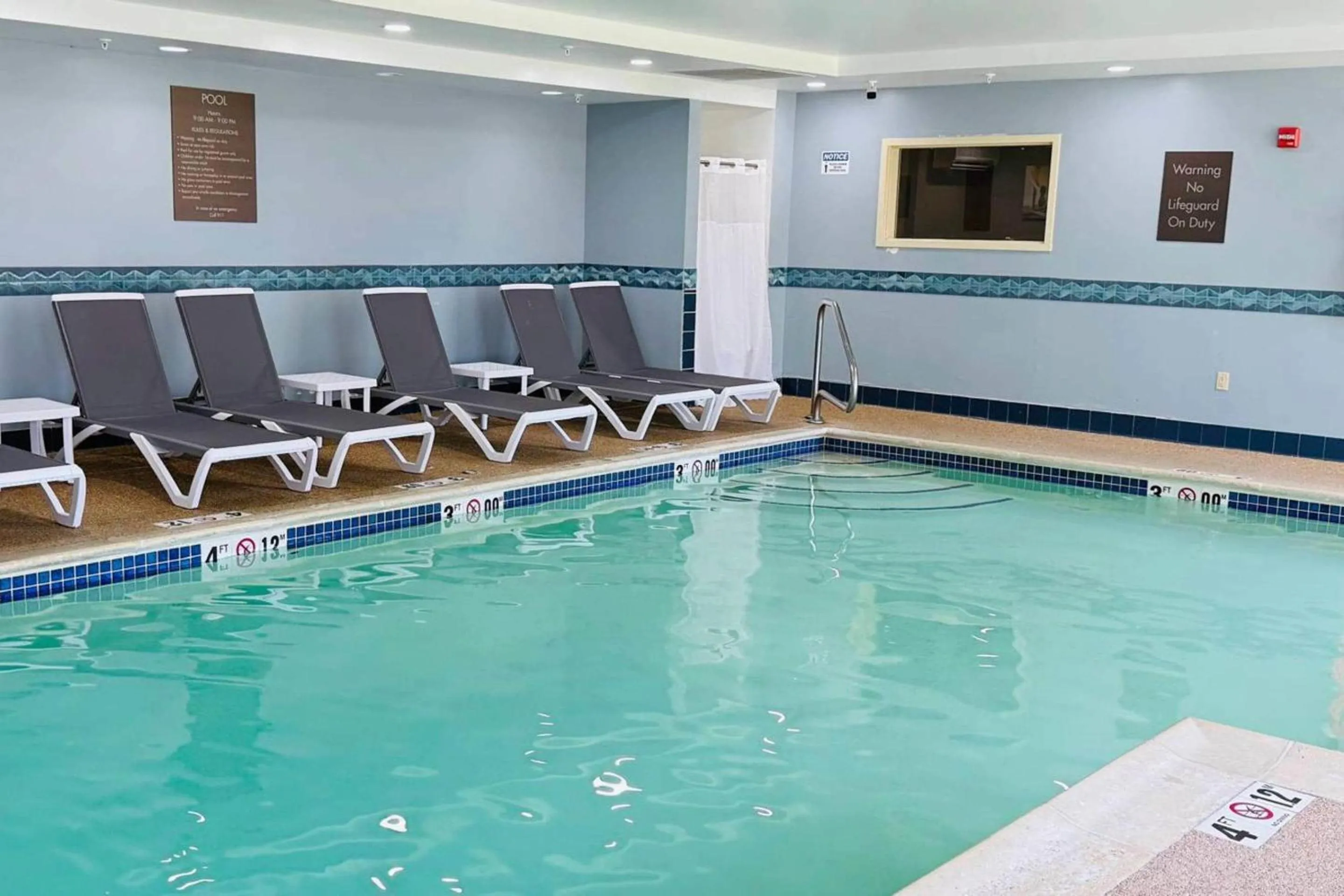 Swimming pool in Comfort Inn & Suites Scarborough-Portland