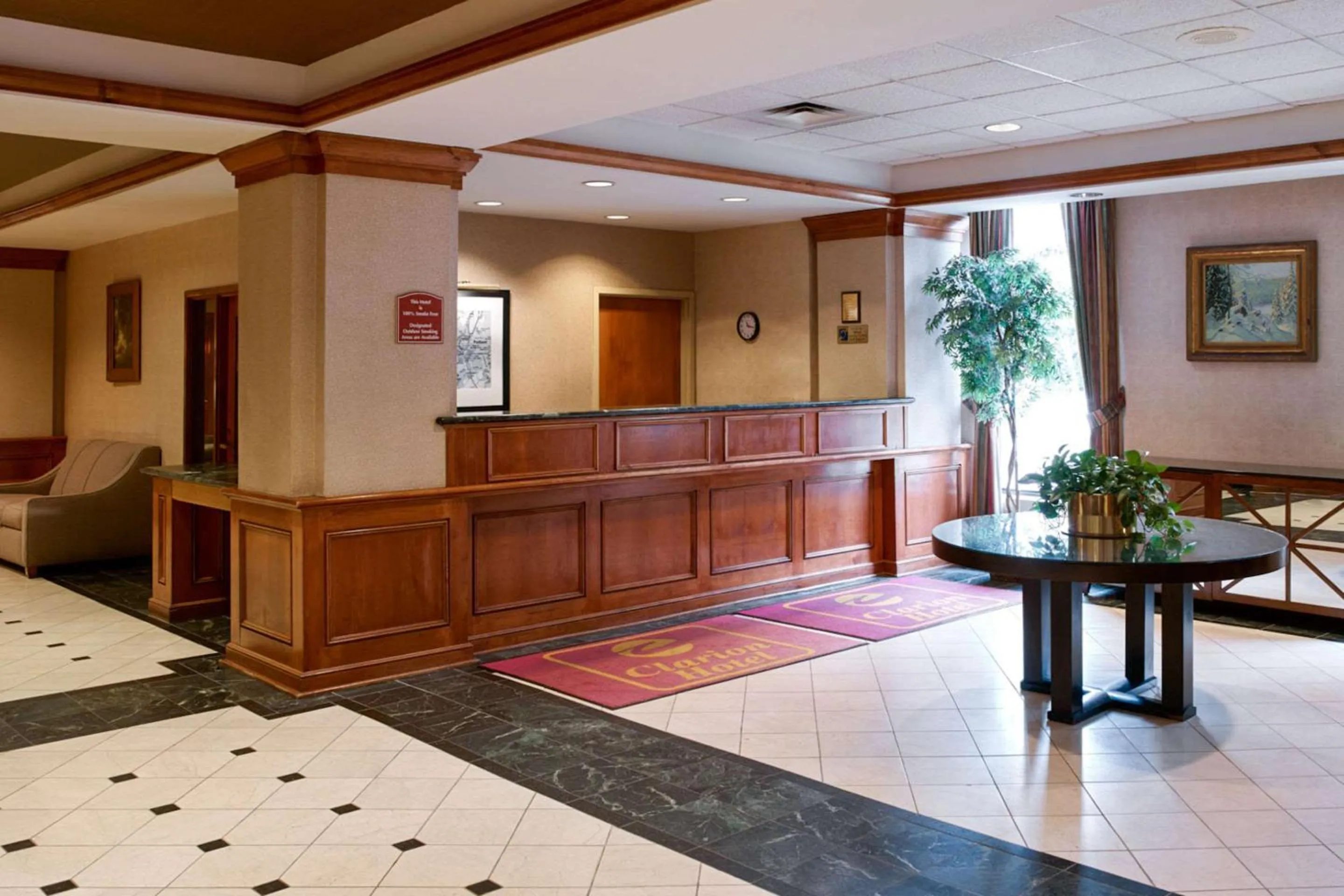 Lobby or reception in Clarion Hotel Portland Airport ME