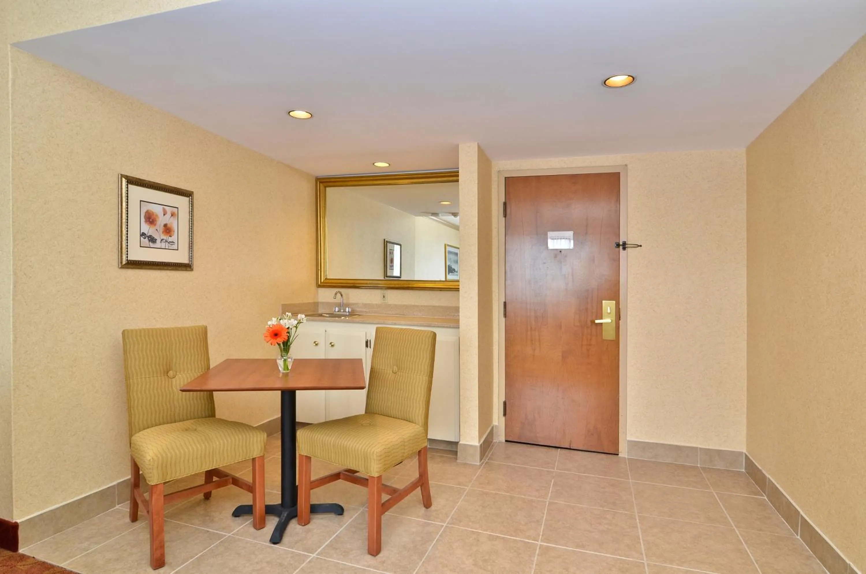 Dining area in Clarion Hotel Portland Airport ME